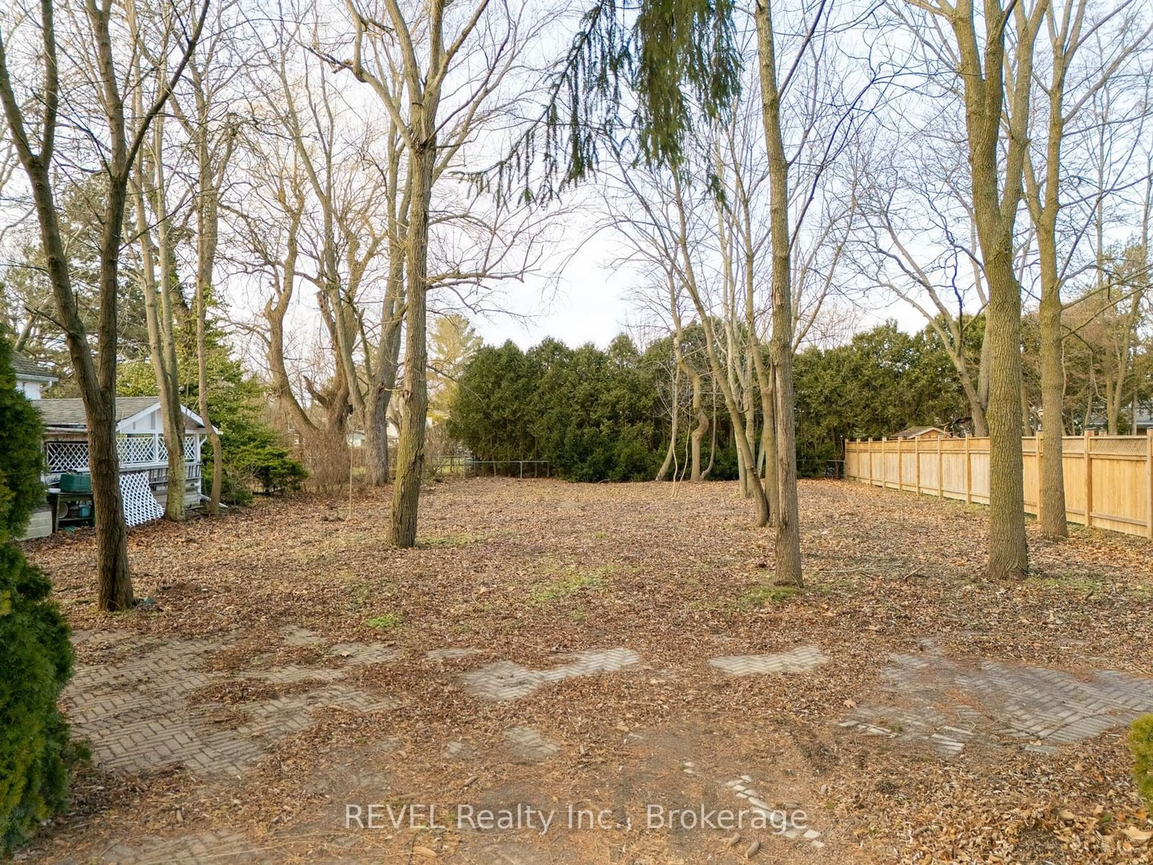 A pic from outside/outdoor area/front of a property/back of a property/a pic from drone, forest/trees view for 513 GATE St, Niagara-on-the-Lake Ontario L0S 1J0