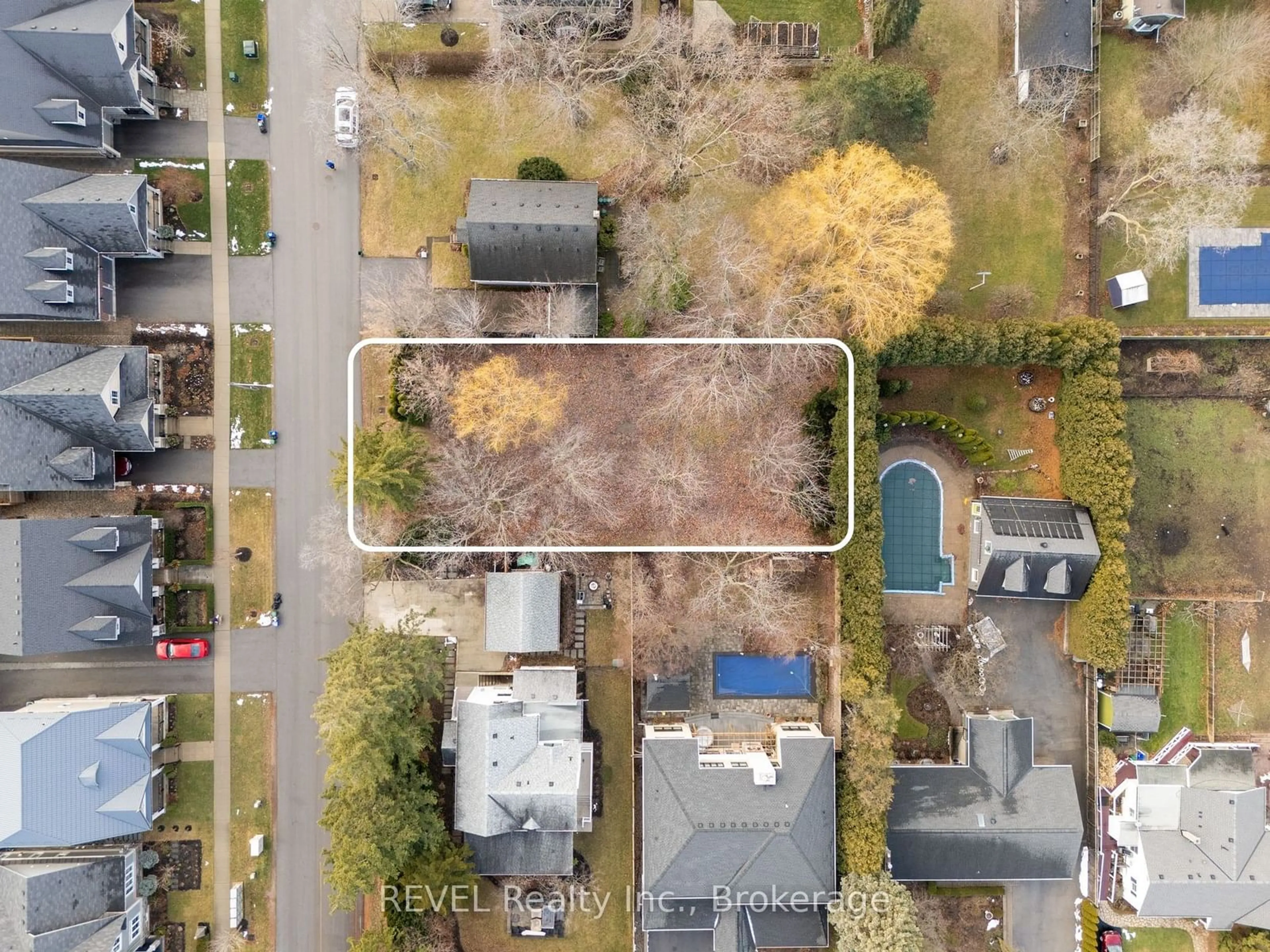 A pic from outside/outdoor area/front of a property/back of a property/a pic from drone, street for 513 GATE St, Niagara-on-the-Lake Ontario L0S 1J0