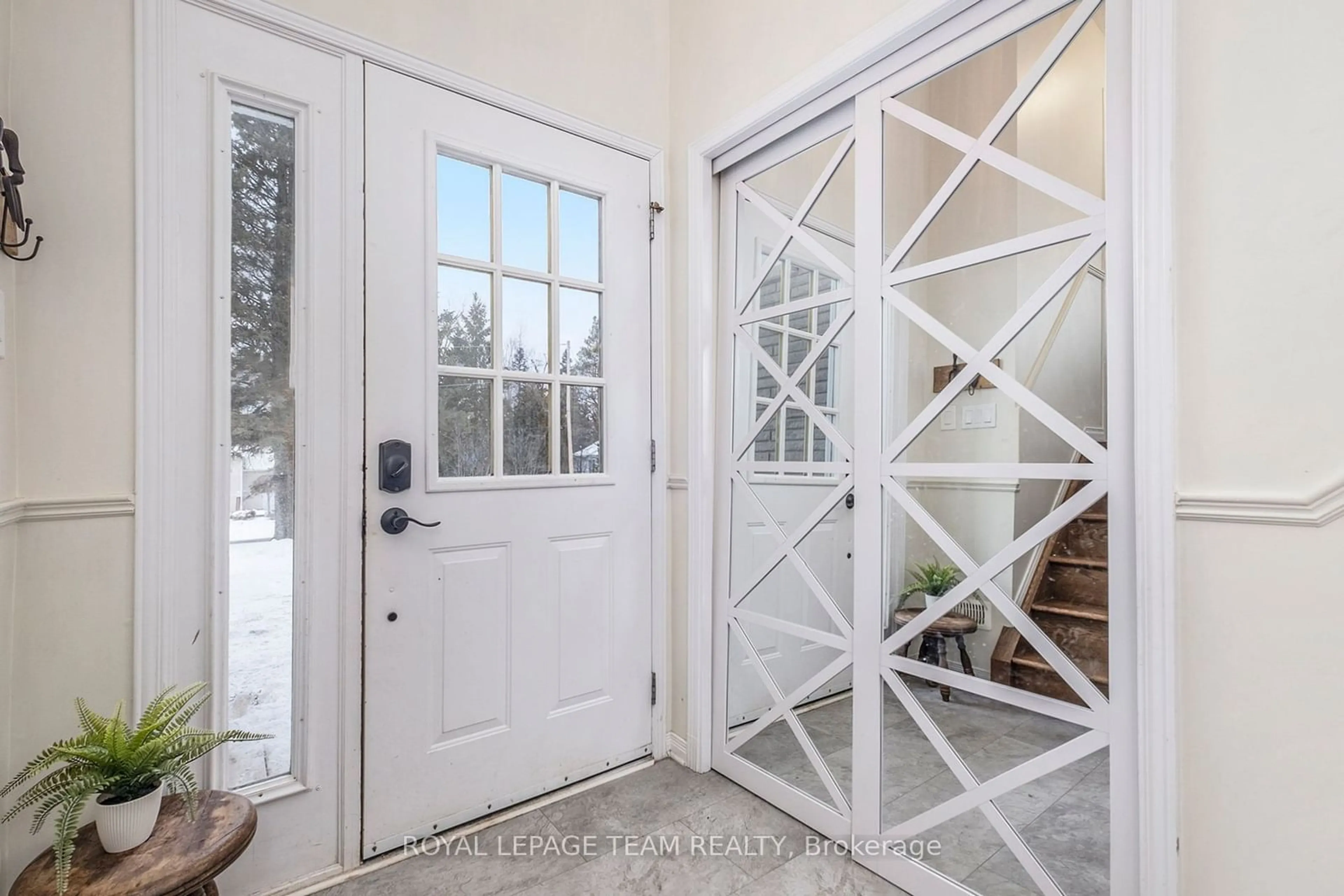 Indoor entryway for 5714 Owen St, Greely - Metcalfe - Osgoode - Vernon and Area Ontario K0A 2W0