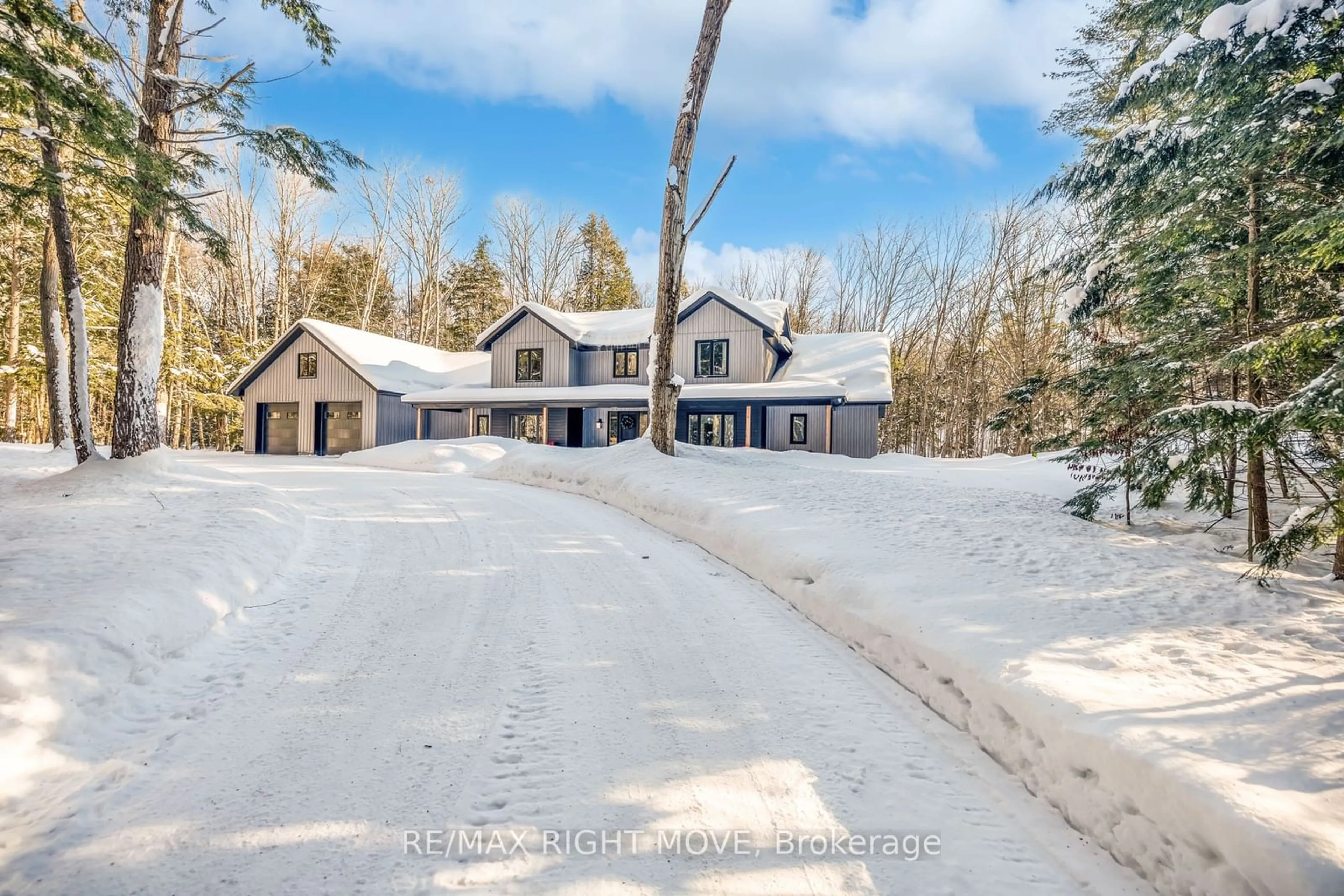 A pic from outside/outdoor area/front of a property/back of a property/a pic from drone, unknown for 1025 Davis Dr, Gravenhurst Ontario P0E 1N0