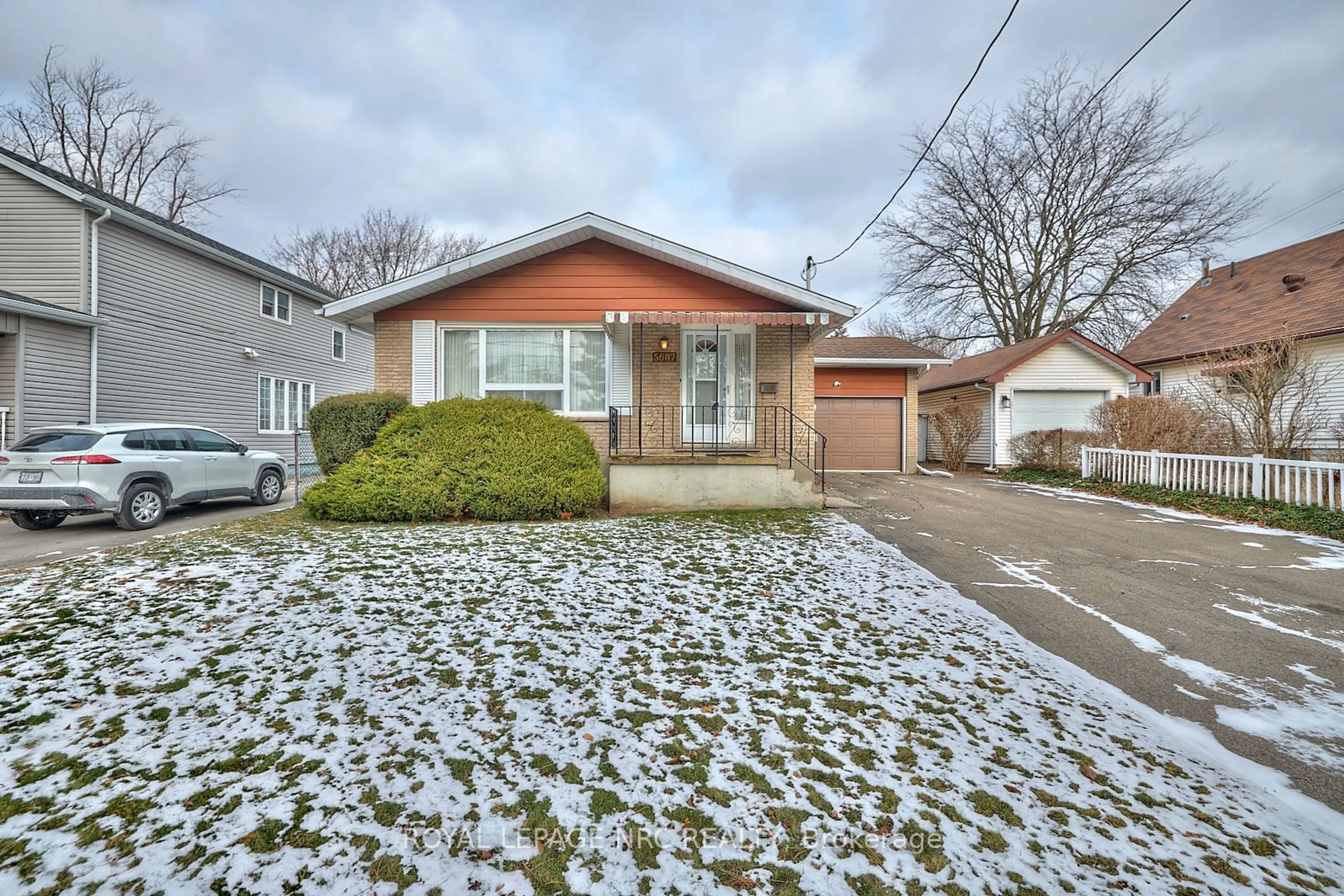 Home with brick exterior material, street for 5687 Murray St, Niagara Falls Ontario L2G 2J7