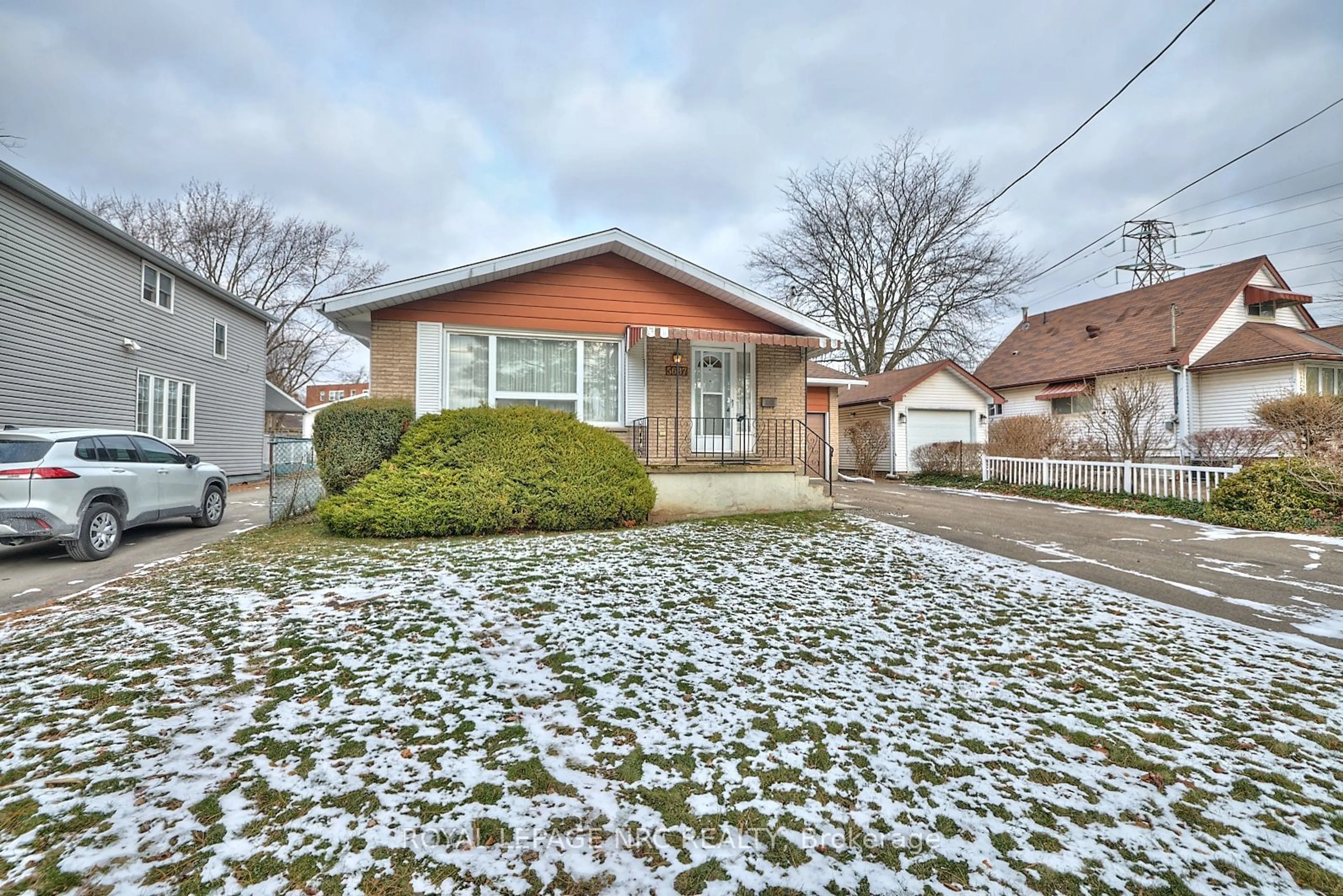 Home with brick exterior material, street for 5687 Murray St, Niagara Falls Ontario L2G 2J7