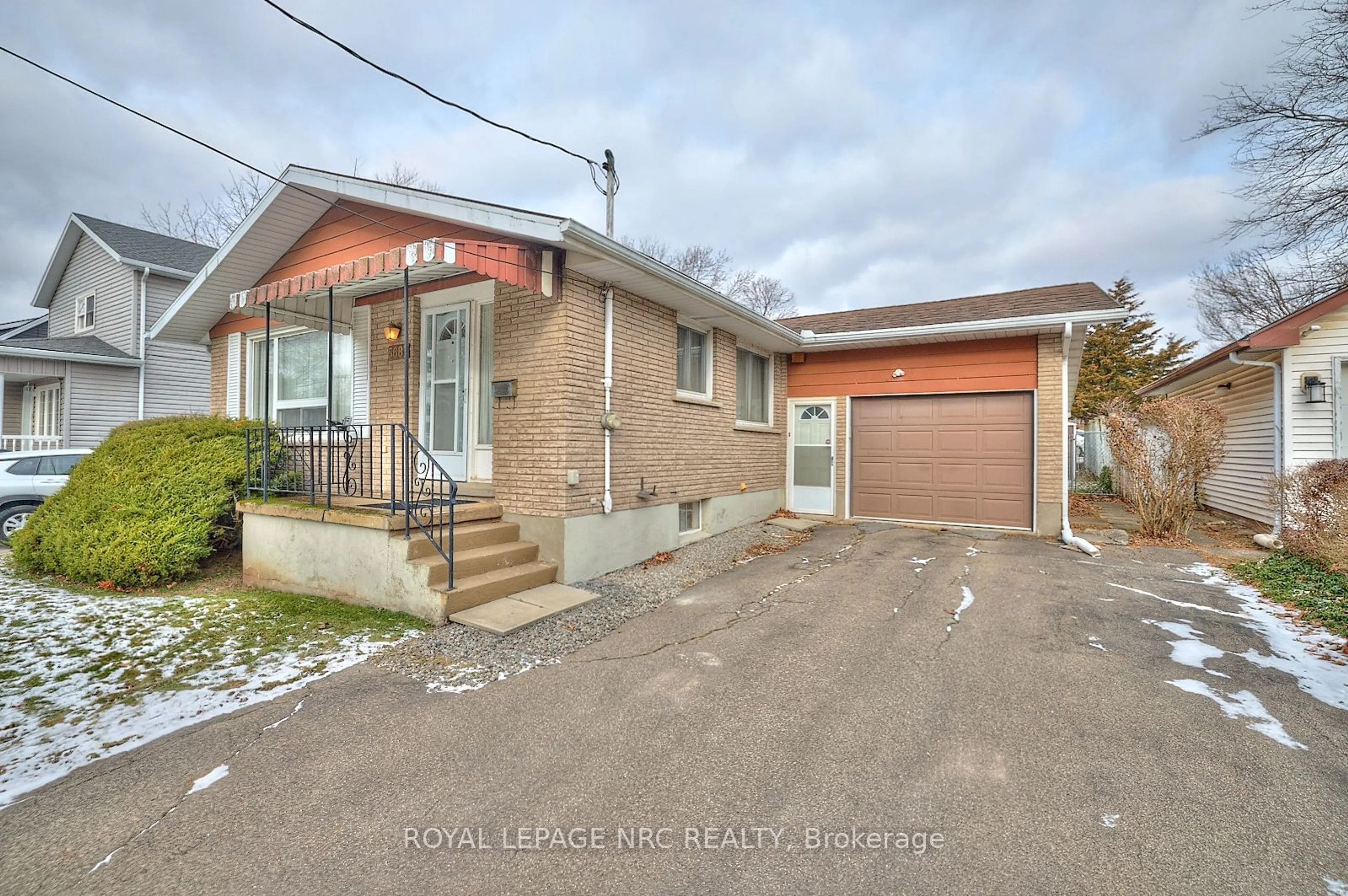 Home with brick exterior material, street for 5687 Murray St, Niagara Falls Ontario L2G 2J7