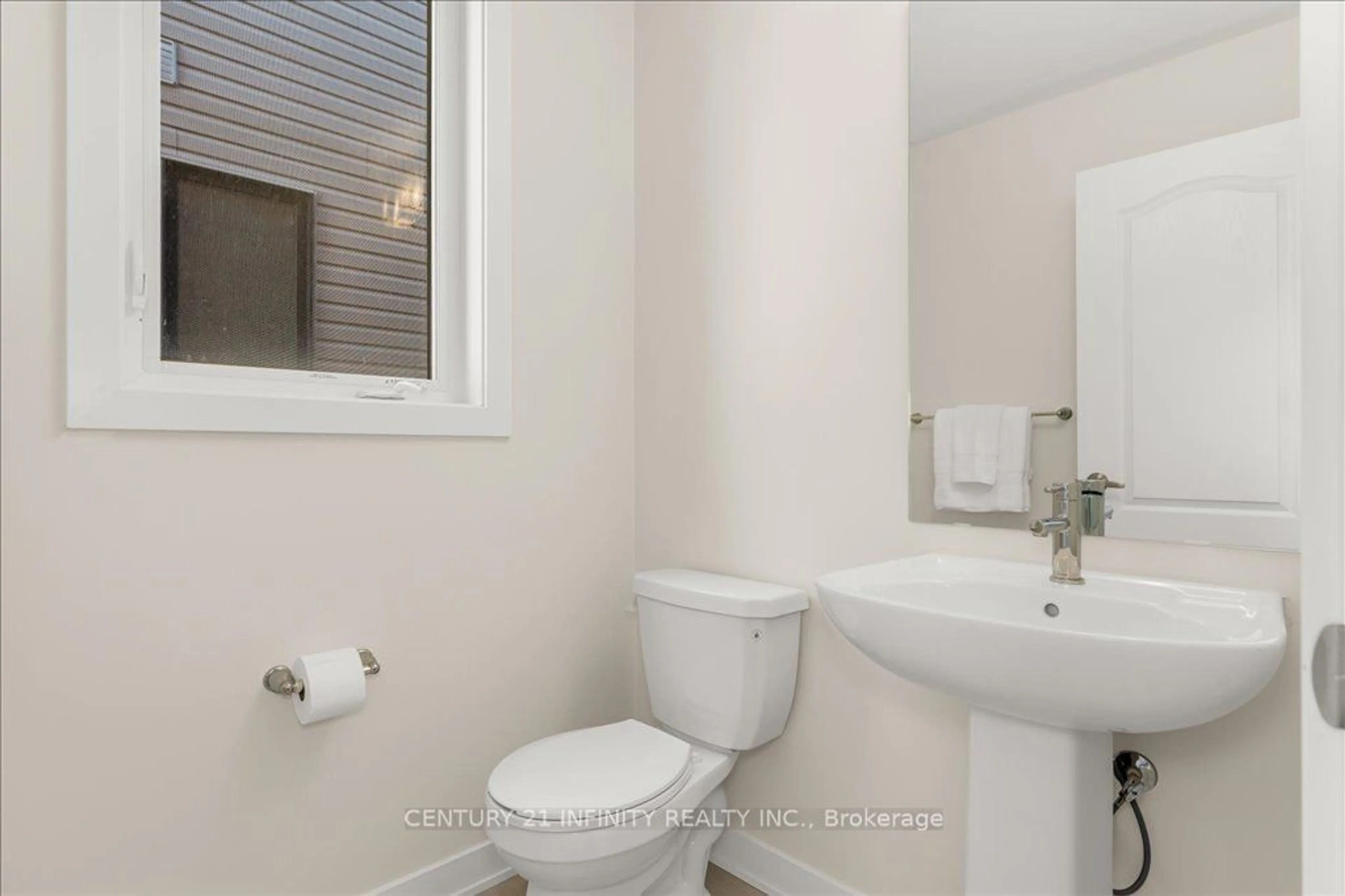 Standard bathroom, unknown for 394 Eastbridge Ave, Welland Ontario L3B 0M7