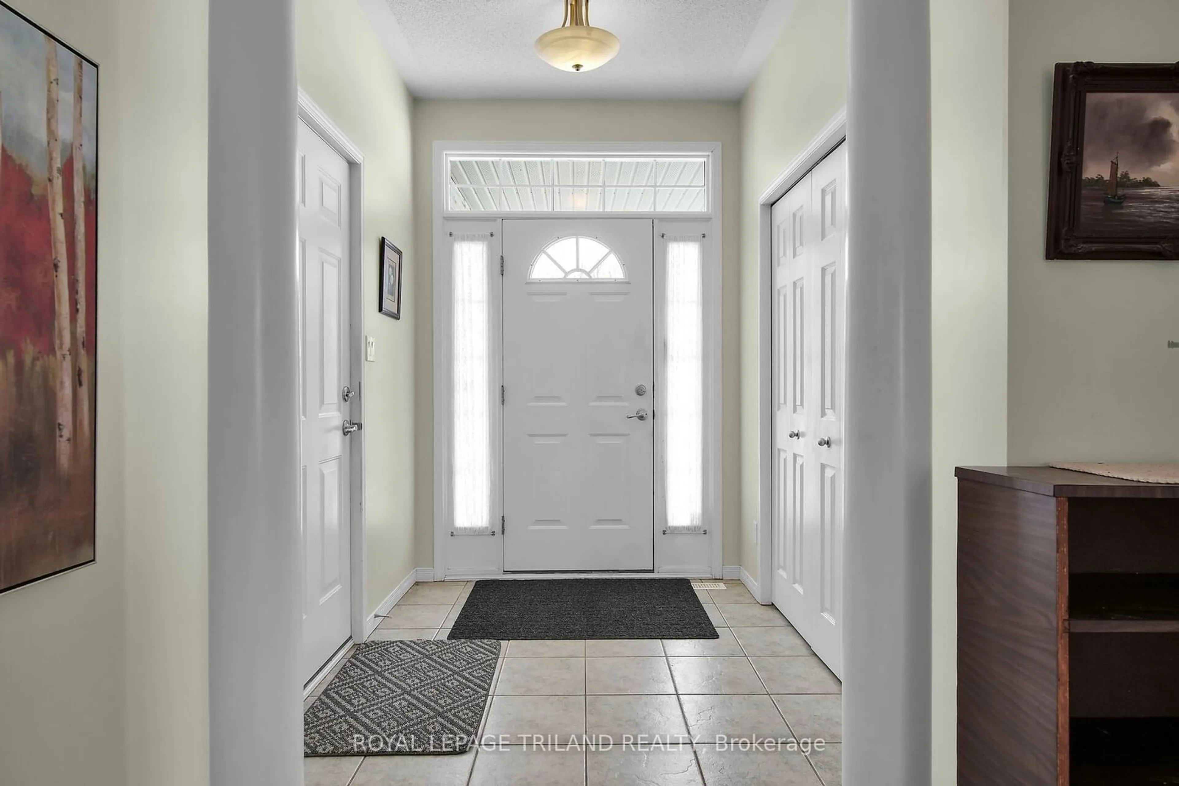 Indoor entryway for 1737 Birchwood Dr, London Ontario N6K 4X2