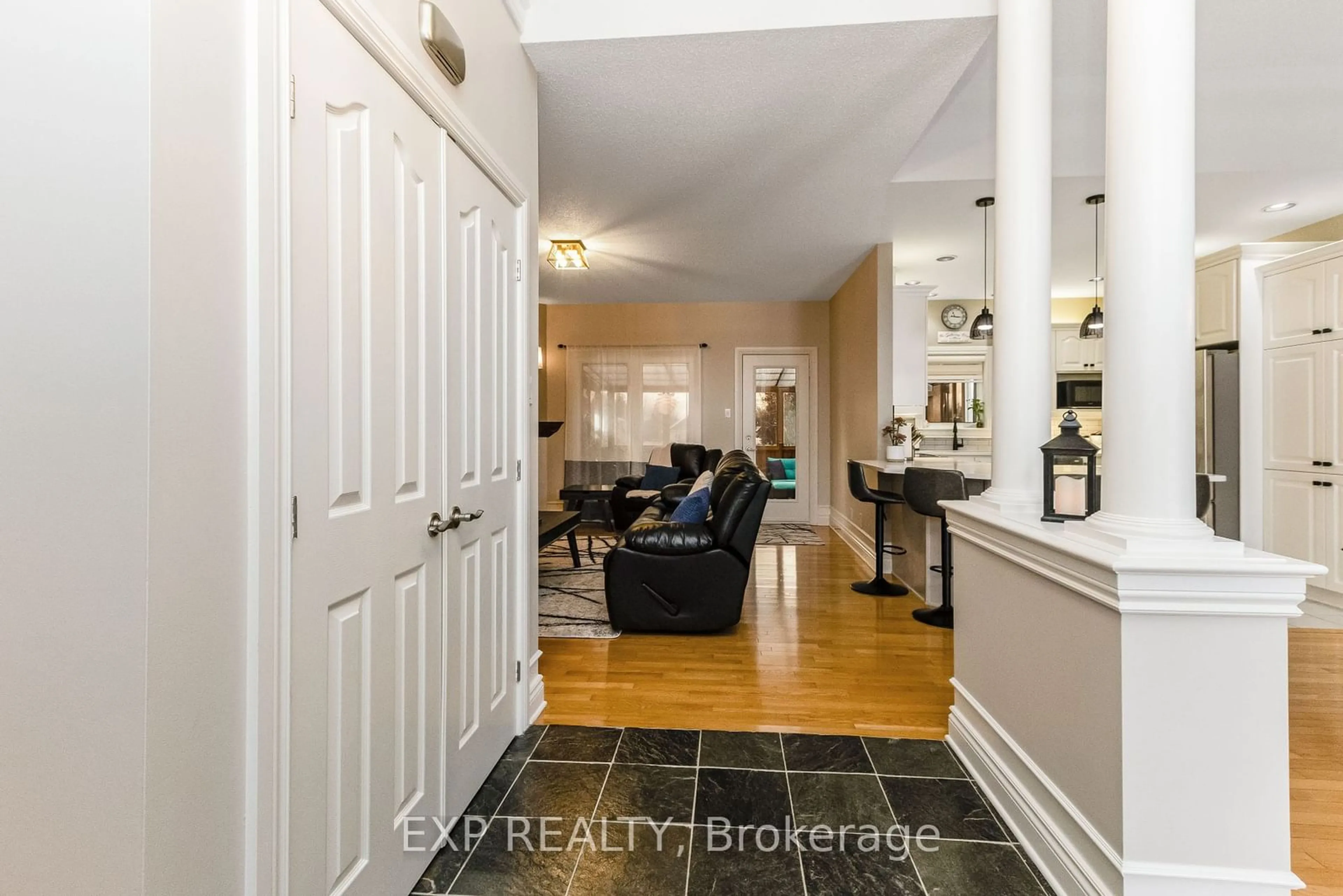 Indoor entryway for 1021 Colette St, Clarence-Rockland Ontario K0A 1E0