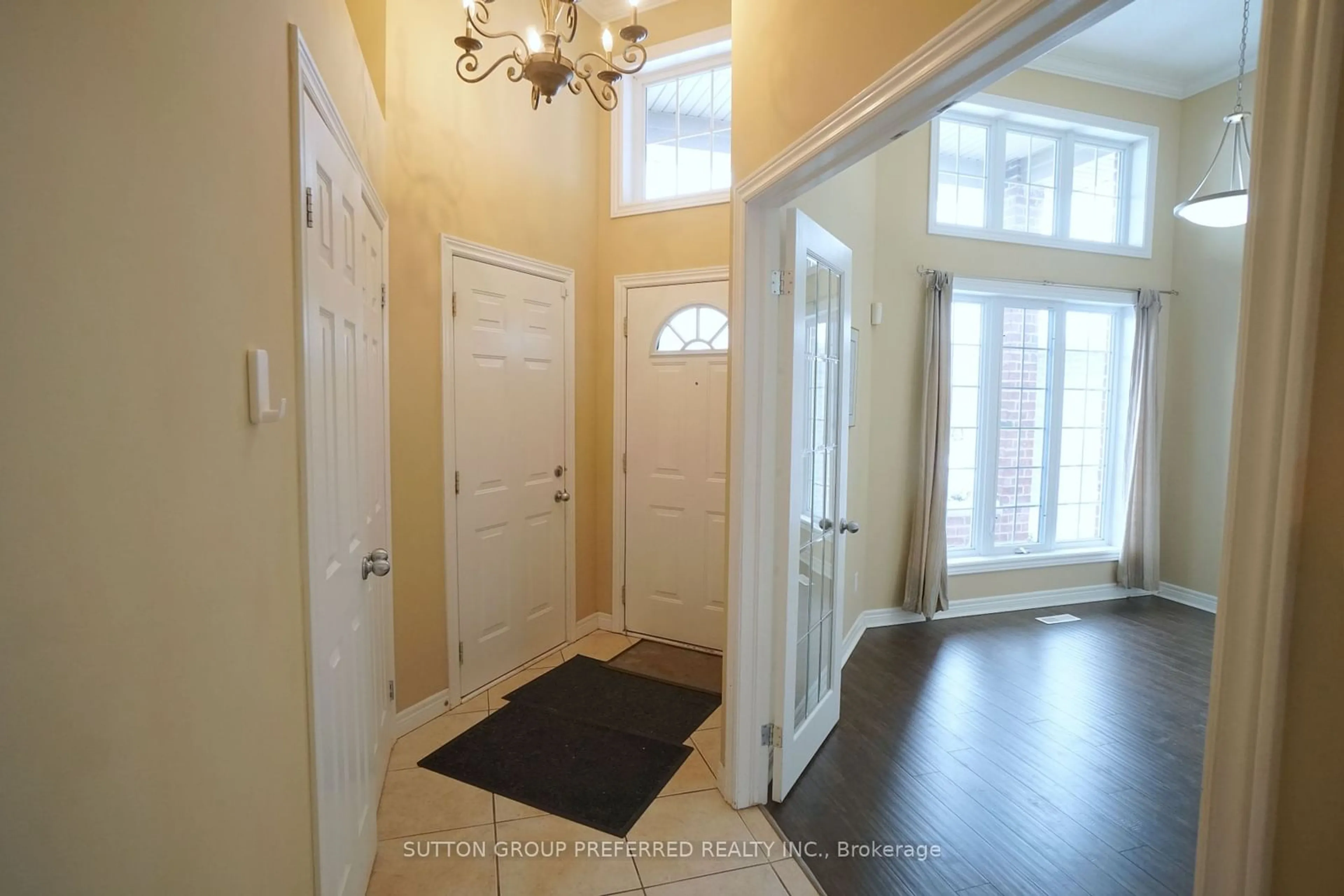 Indoor entryway for 1059 South Wenige Dr, London Ontario N5X 4G5