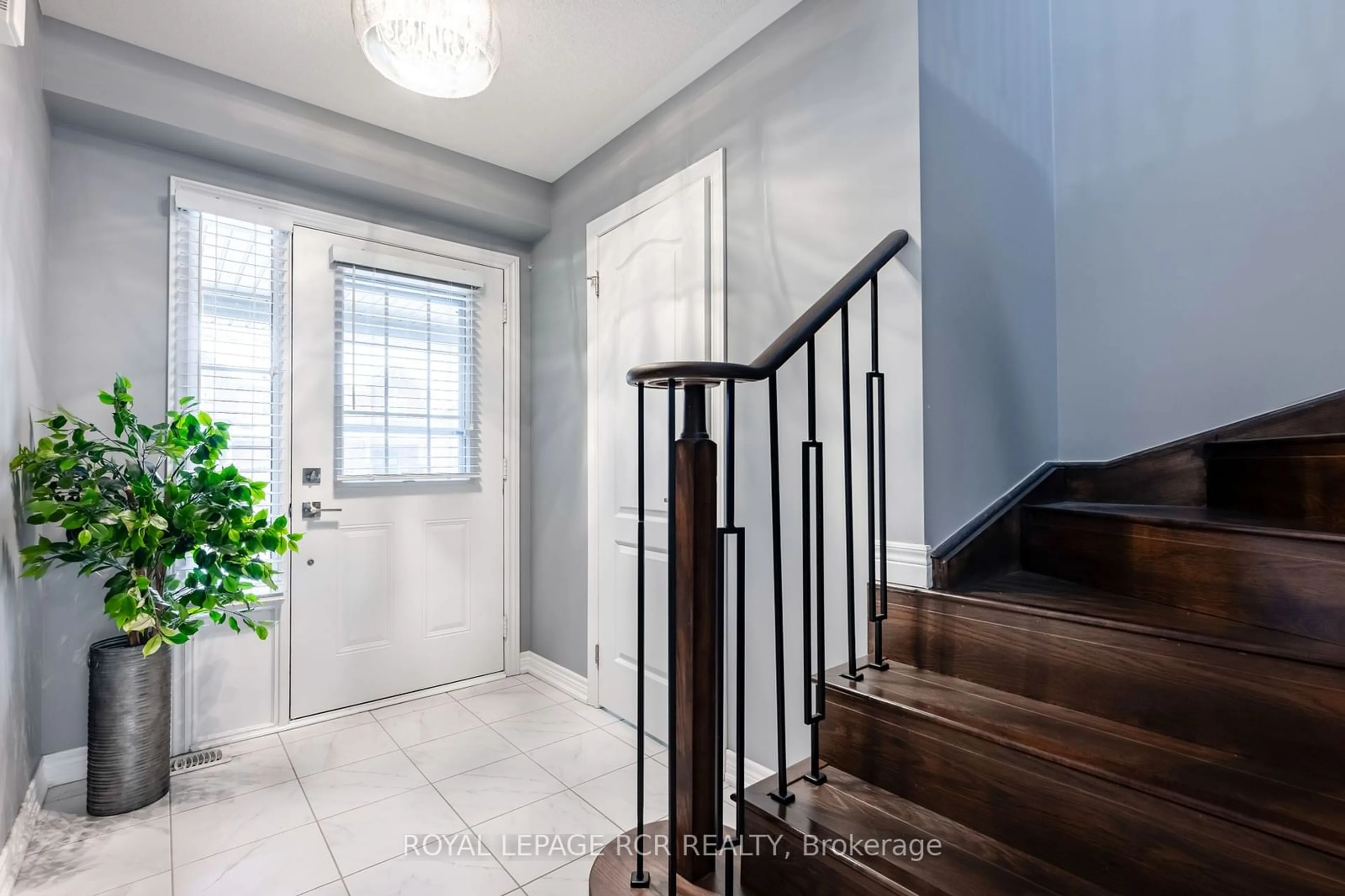 Indoor entryway for 141 Clark St, Shelburne Ontario L9V 3W9