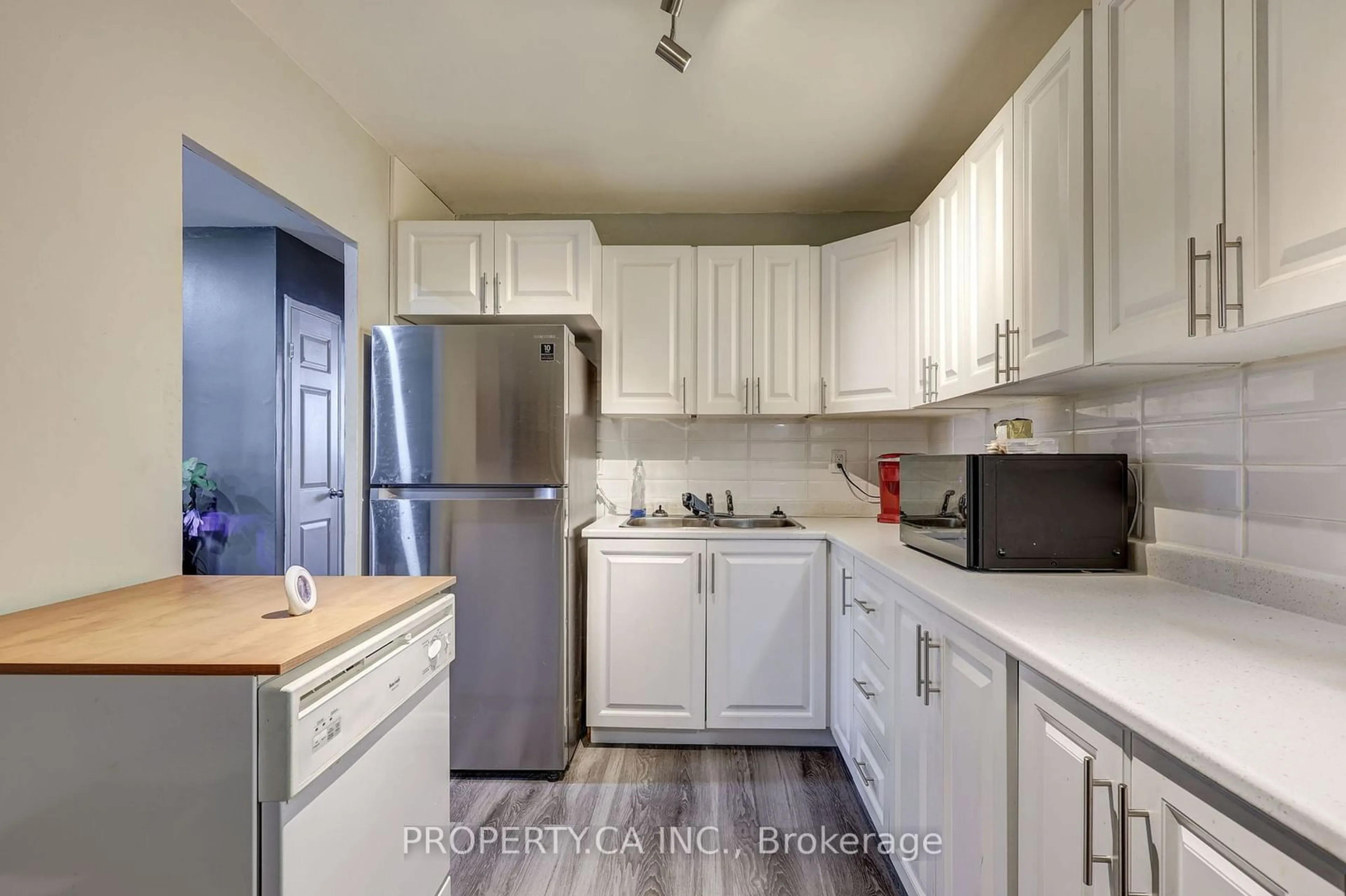 Standard kitchen, unknown for 583 Mornington Ave #310, London Ontario N5Y 3E9