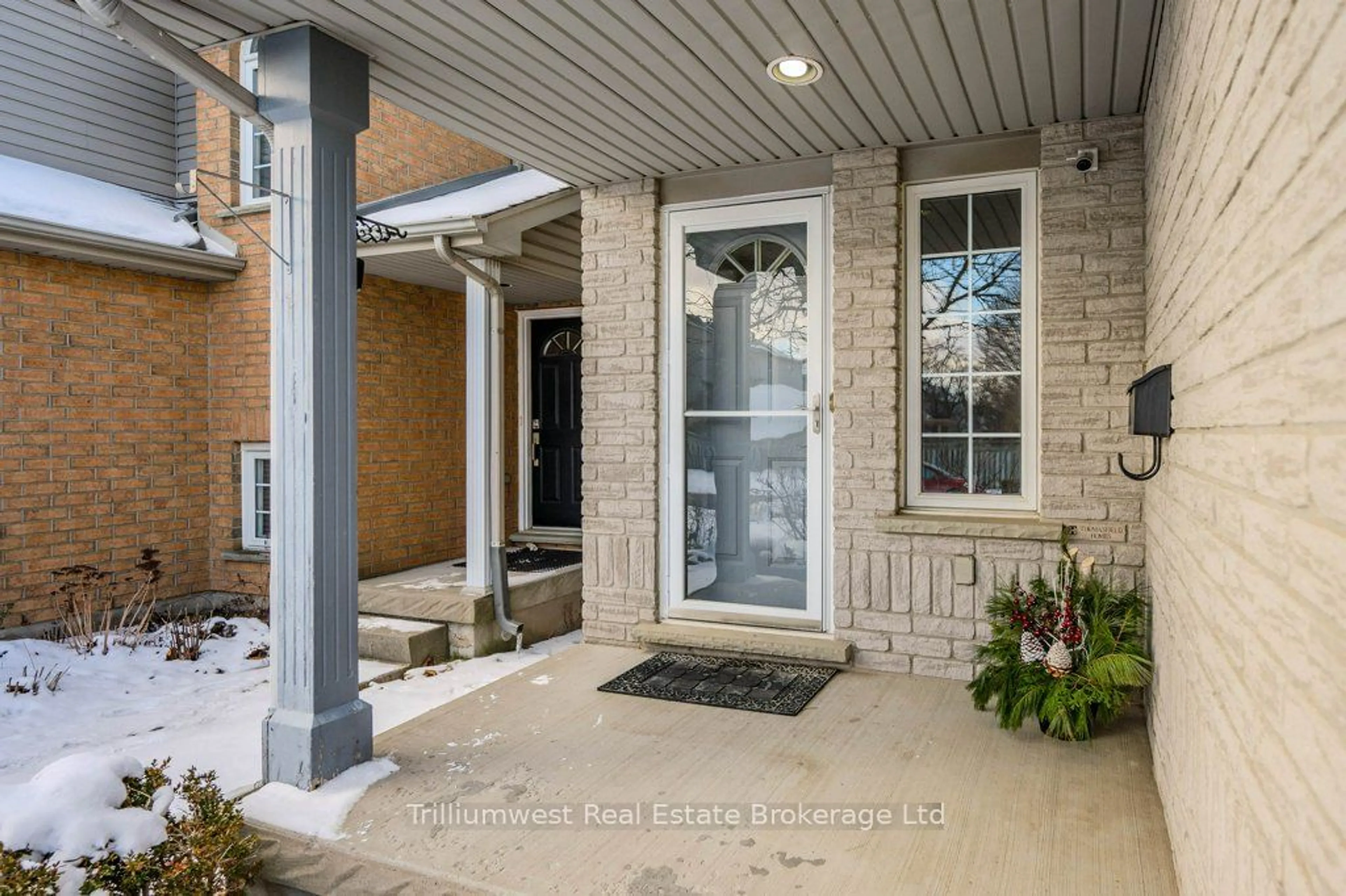 Indoor entryway for 32 Camm Cres, Guelph Ontario N1L 1K2