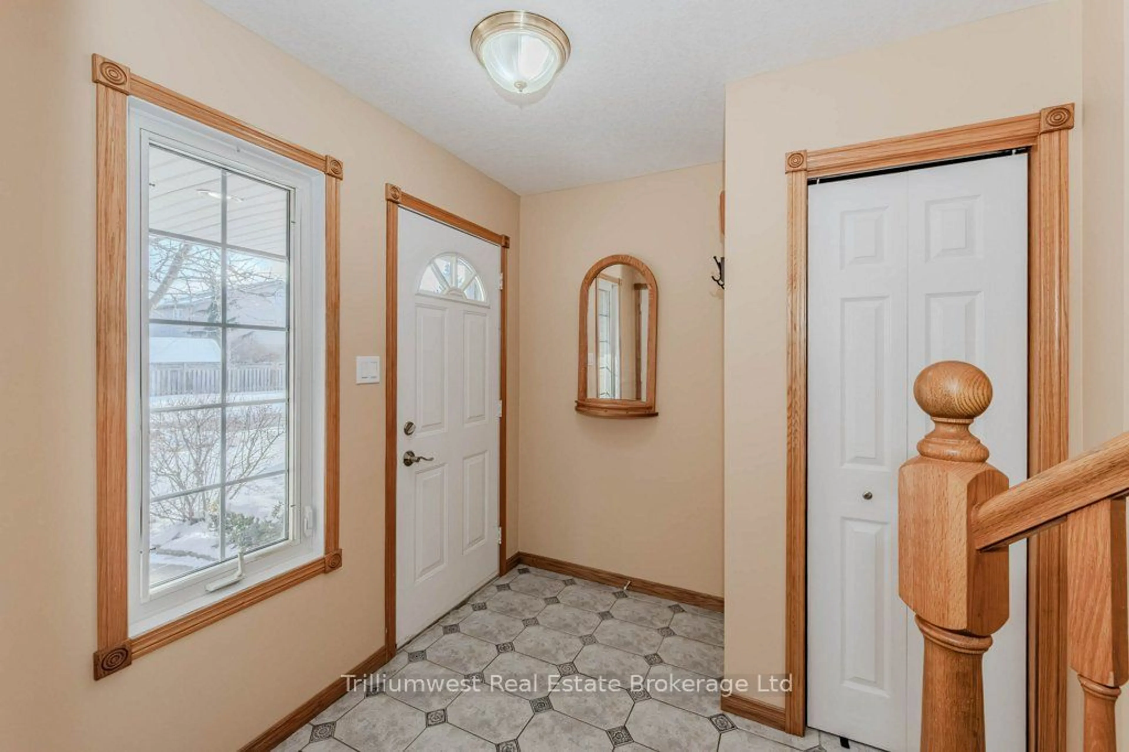 Indoor entryway for 32 Camm Cres, Guelph Ontario N1L 1K2