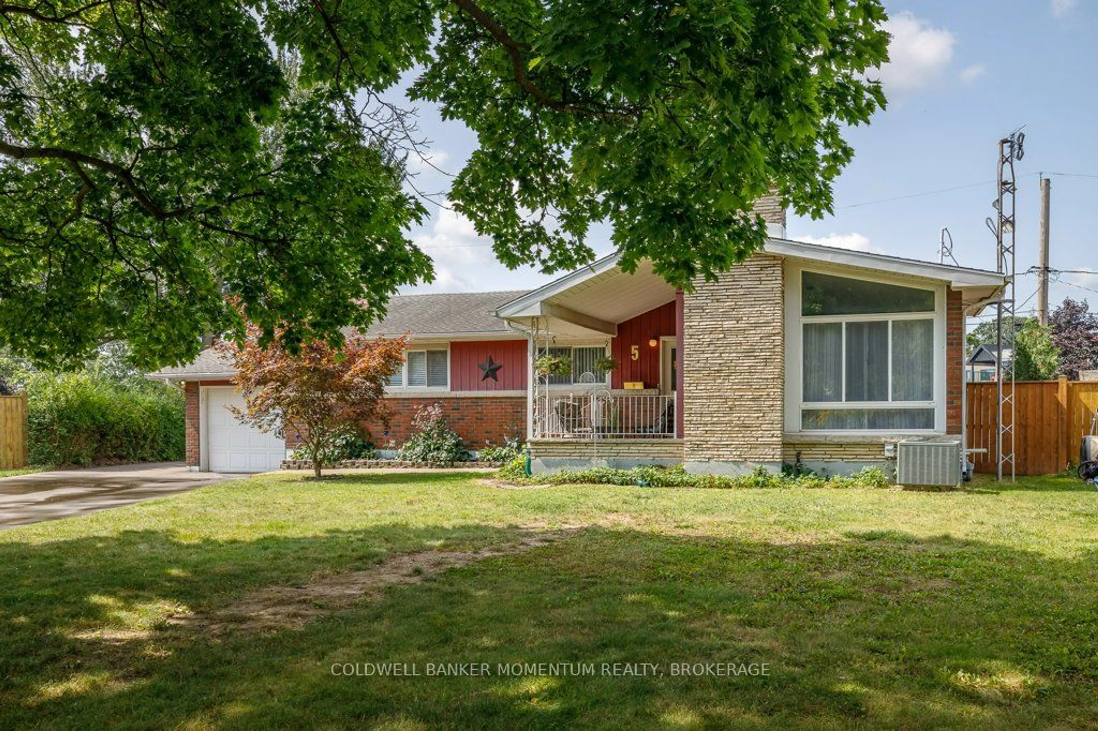 A pic from outside/outdoor area/front of a property/back of a property/a pic from drone, street for 5 Claremount Circ, Welland Ontario L3C 2P4