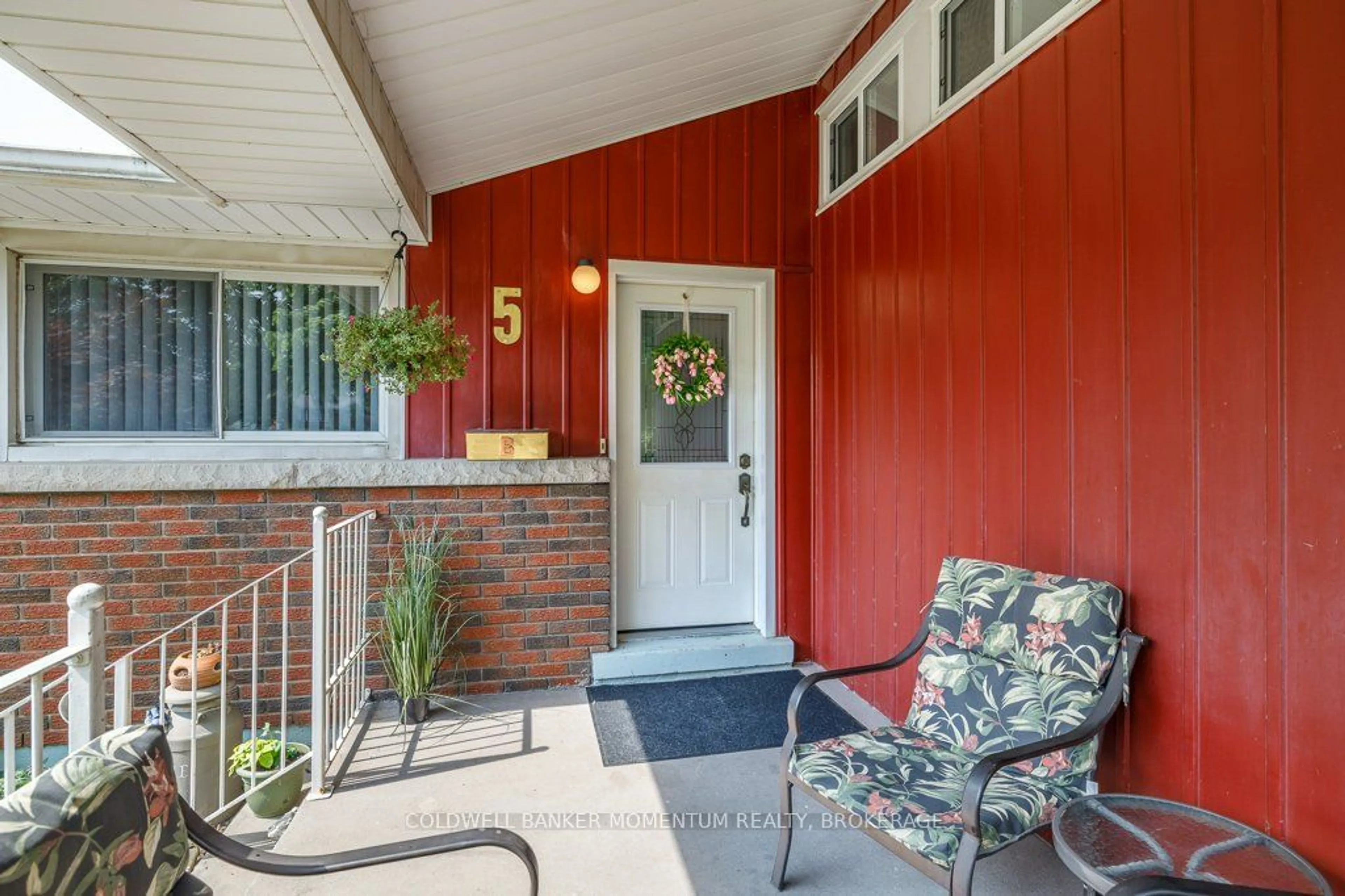 Indoor entryway for 5 Claremount Circ, Welland Ontario L3C 2P4