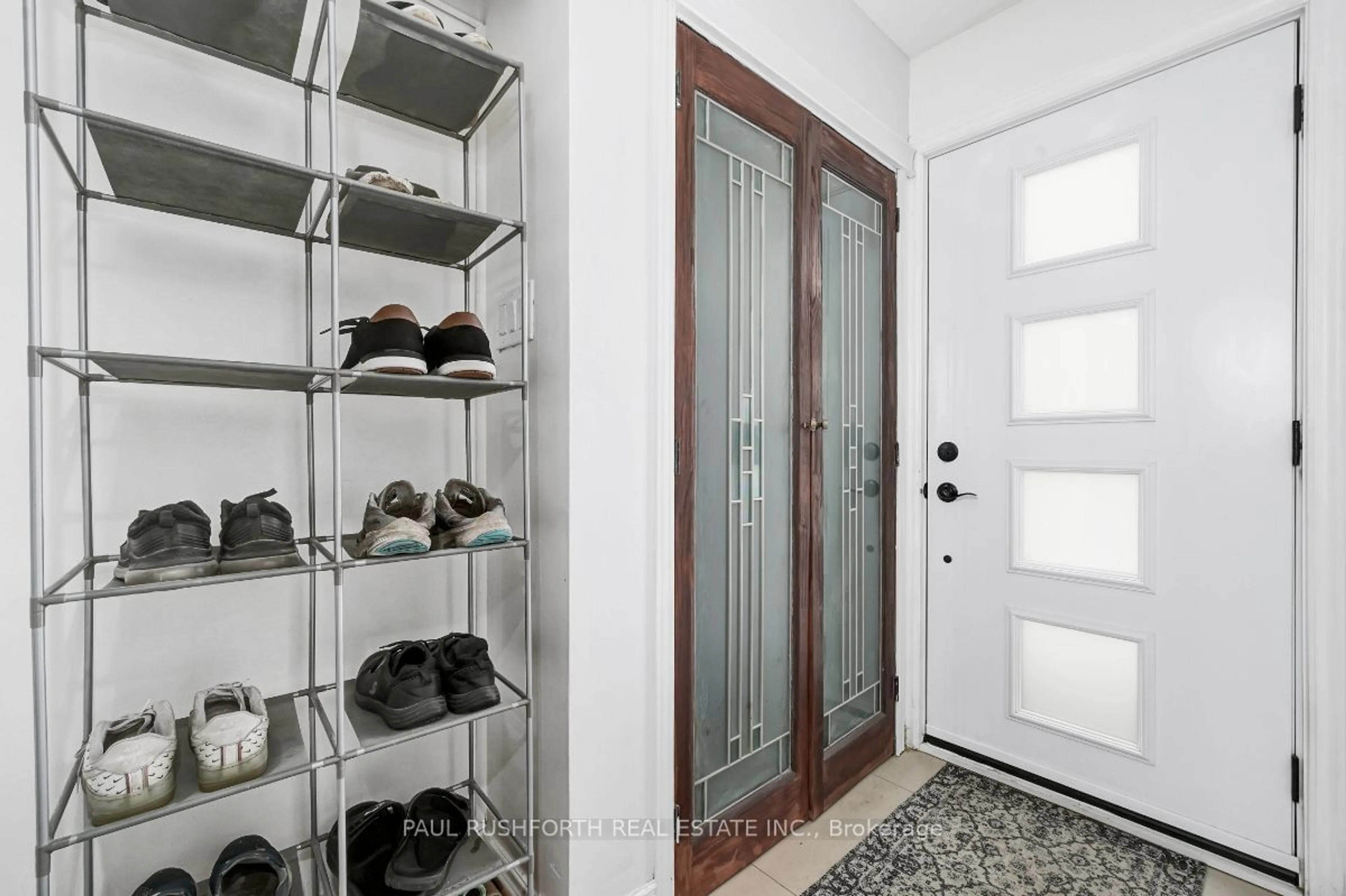 Indoor entryway for 2358 Joliffe St, Ottawa Ontario K1G 1H2