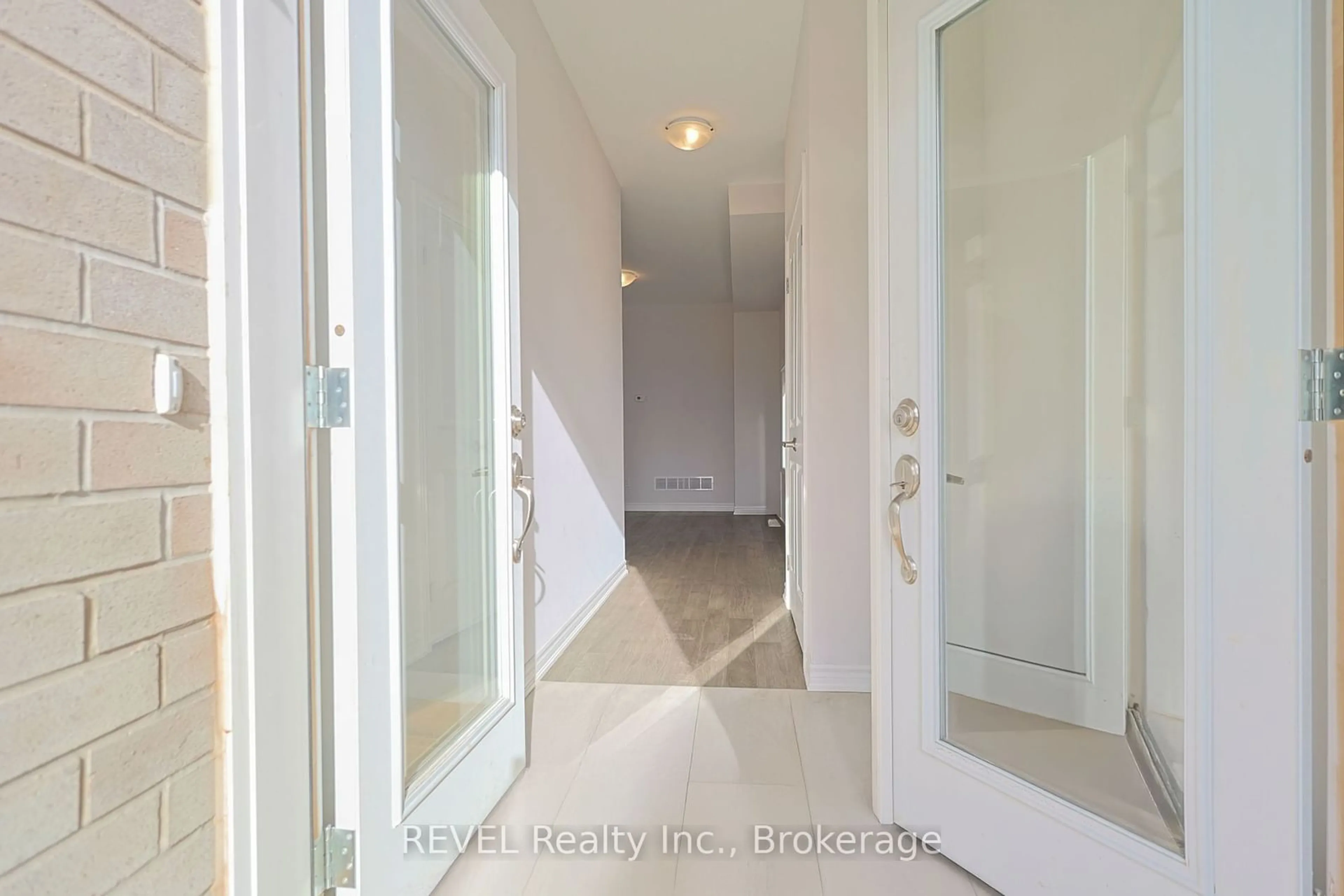 Indoor entryway for 101 CAROLINE St, Welland Ontario L3B 0J9