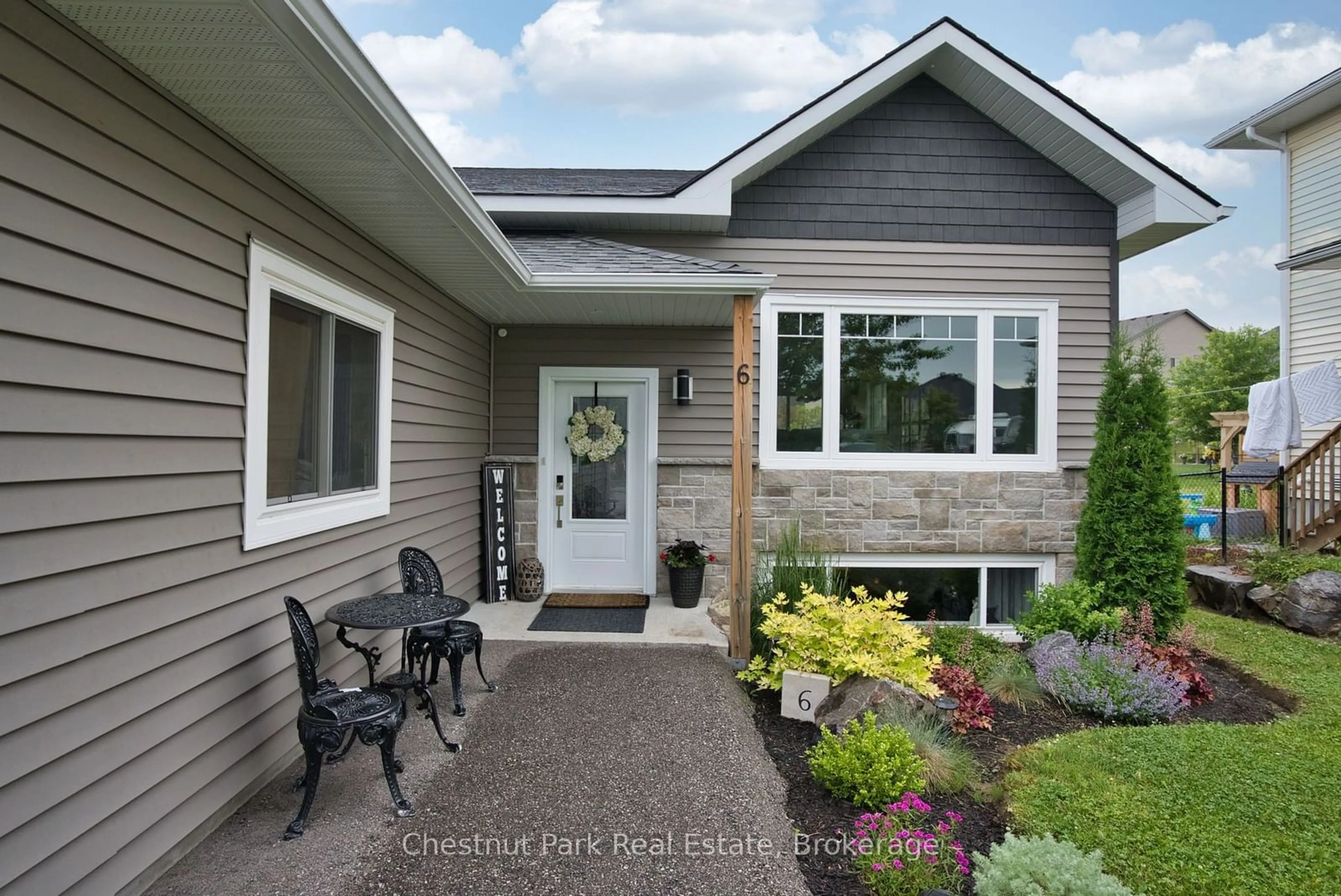 Home with vinyl exterior material, street for 6 MILLWOOD Crt, Huntsville Ontario P1H 0B7