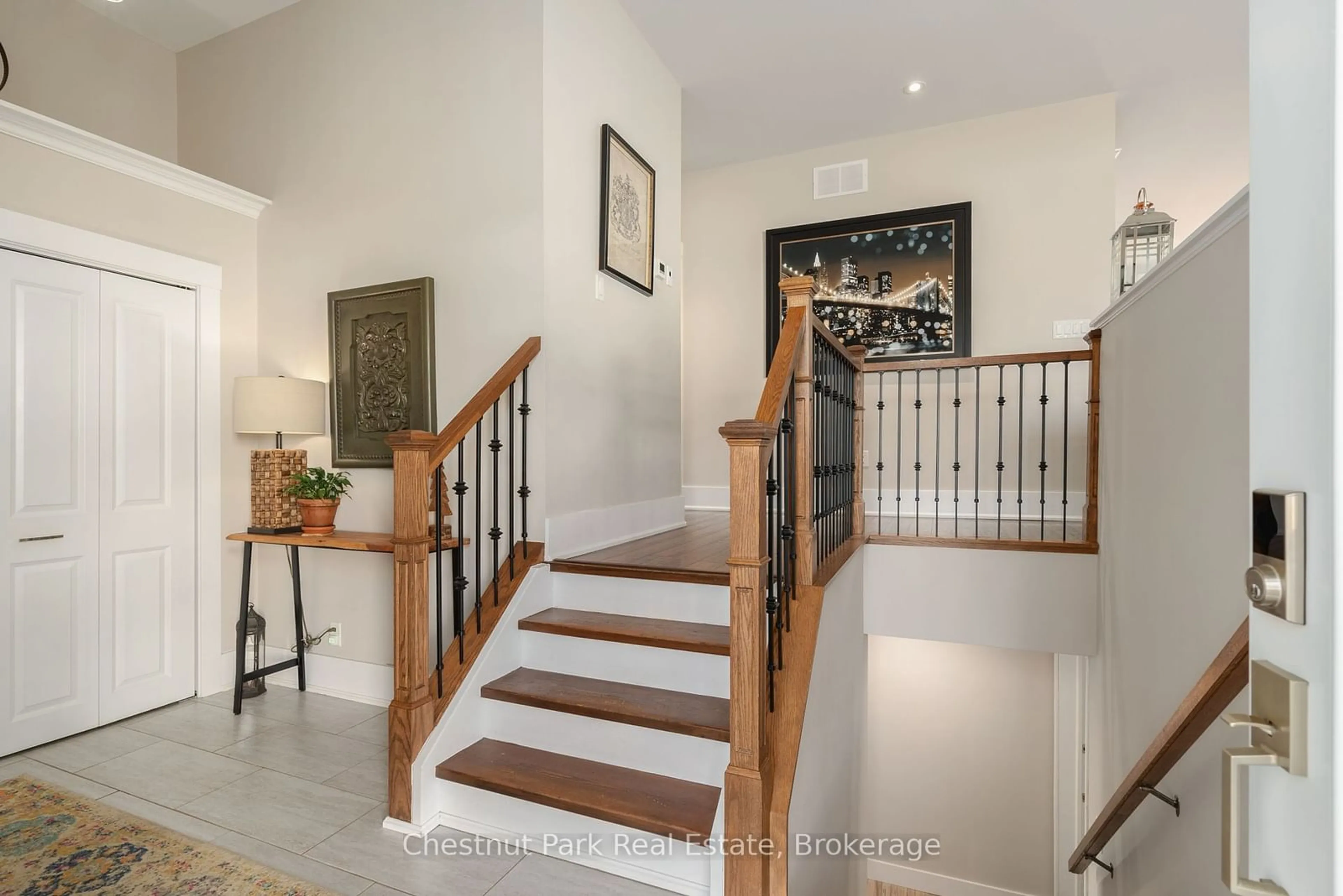 Indoor foyer for 6 MILLWOOD Crt, Huntsville Ontario P1H 0B7