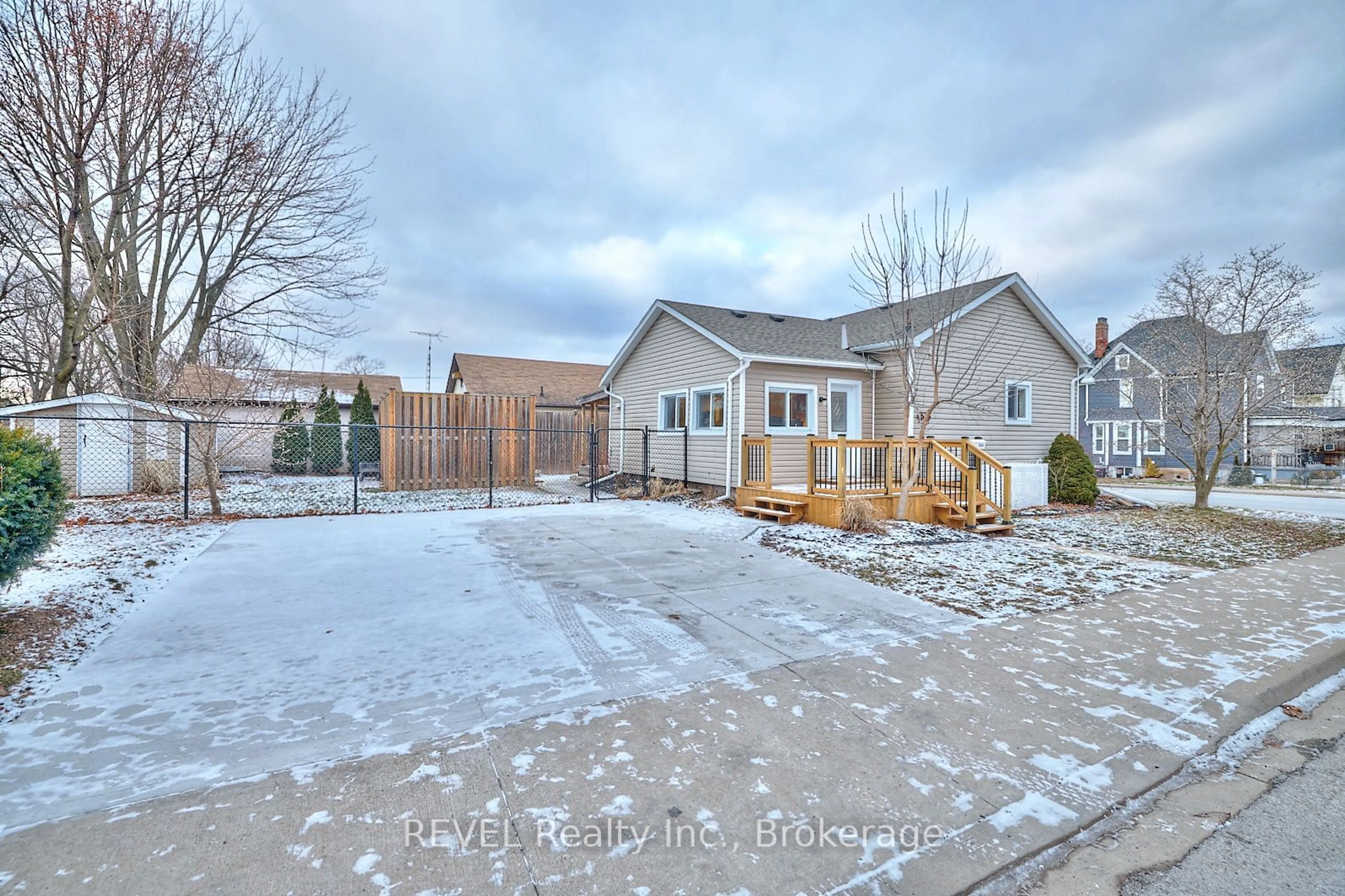 A pic from outside/outdoor area/front of a property/back of a property/a pic from drone, street for 4576 Morrison St, Niagara Falls Ontario L2E 2B7