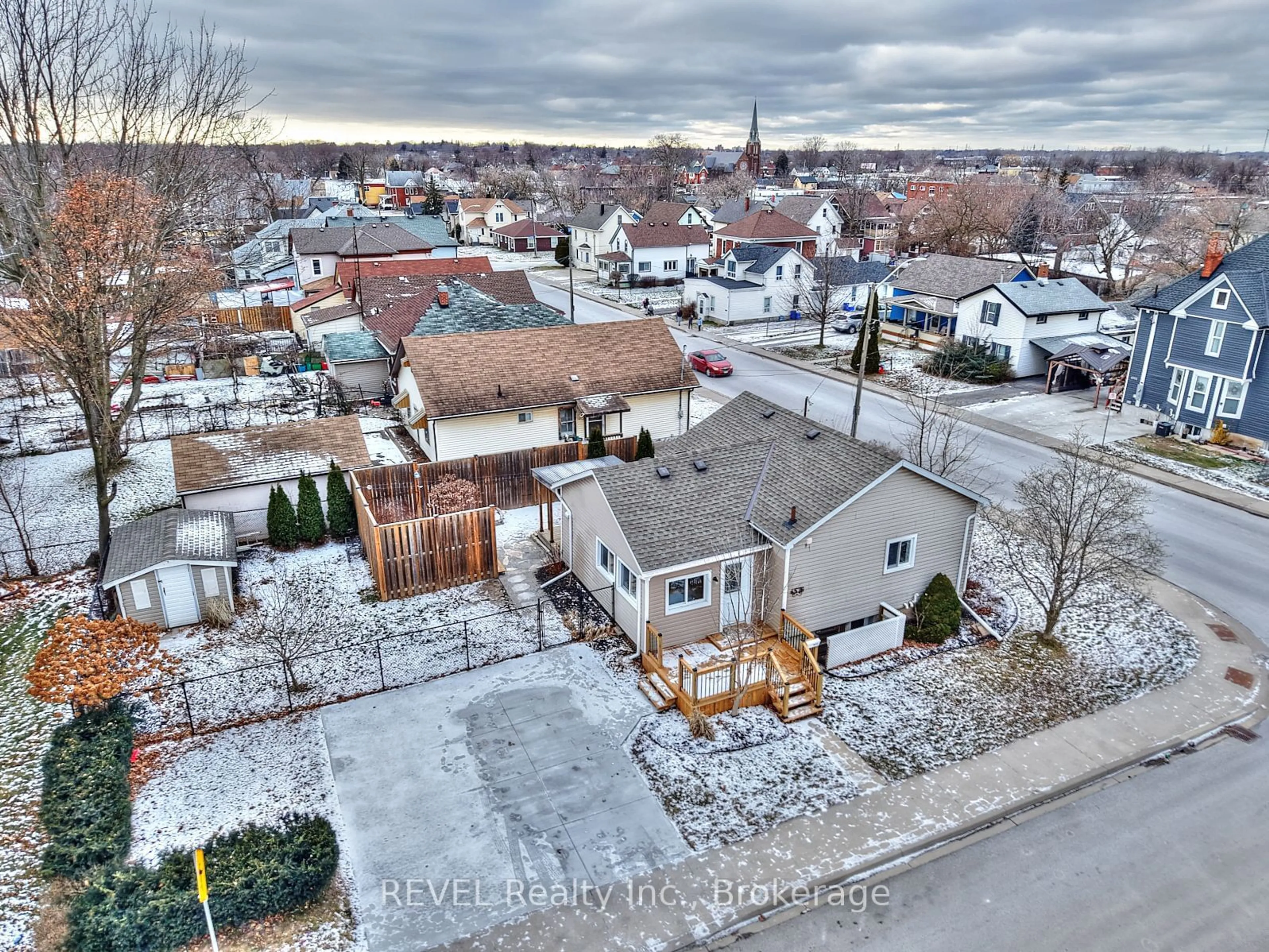 A pic from outside/outdoor area/front of a property/back of a property/a pic from drone, street for 4576 Morrison St, Niagara Falls Ontario L2E 2B7