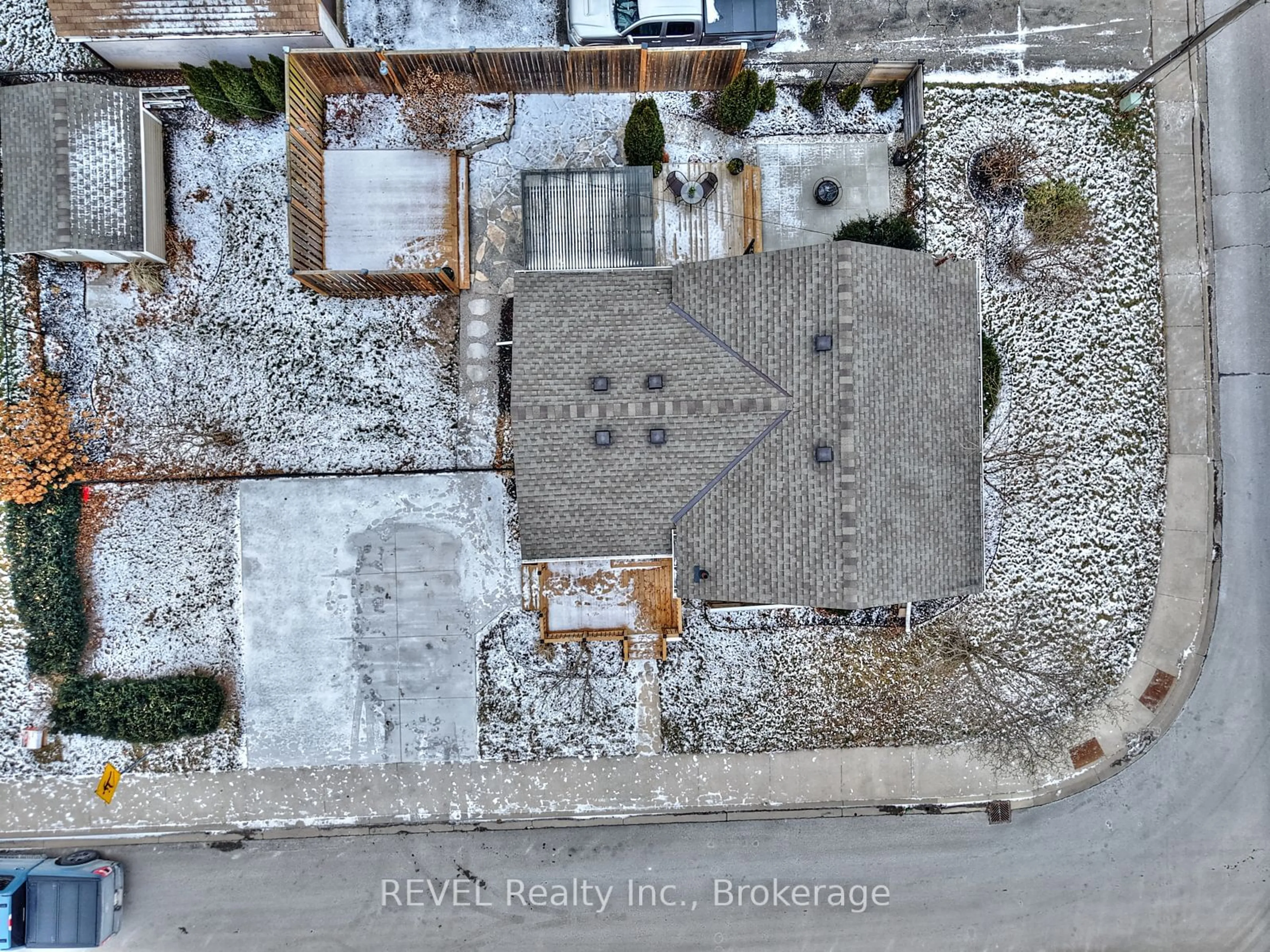 A pic from outside/outdoor area/front of a property/back of a property/a pic from drone, street for 4576 Morrison St, Niagara Falls Ontario L2E 2B7