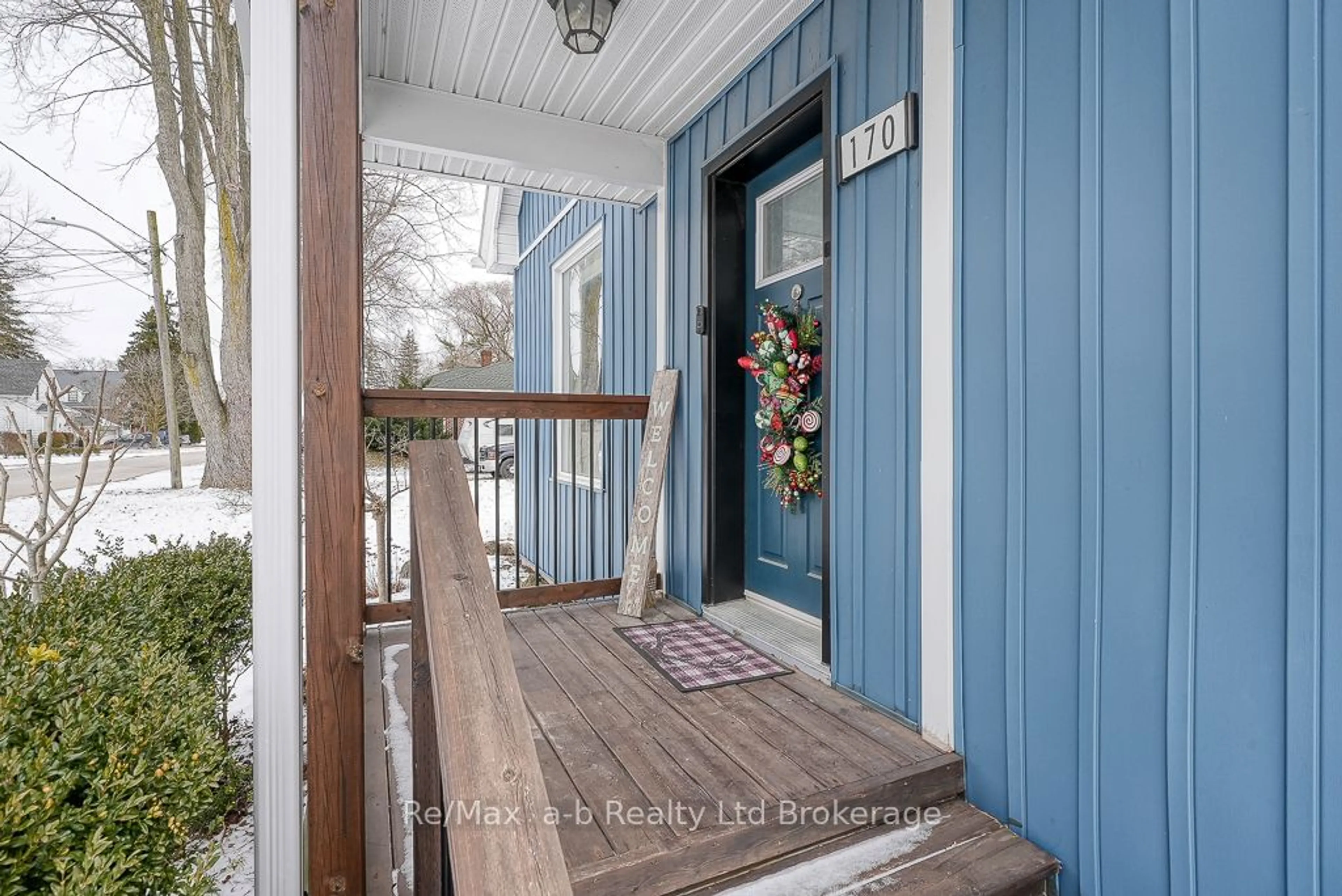 Indoor entryway for 170 Chestnut St, West Elgin Ontario N0L 2P0