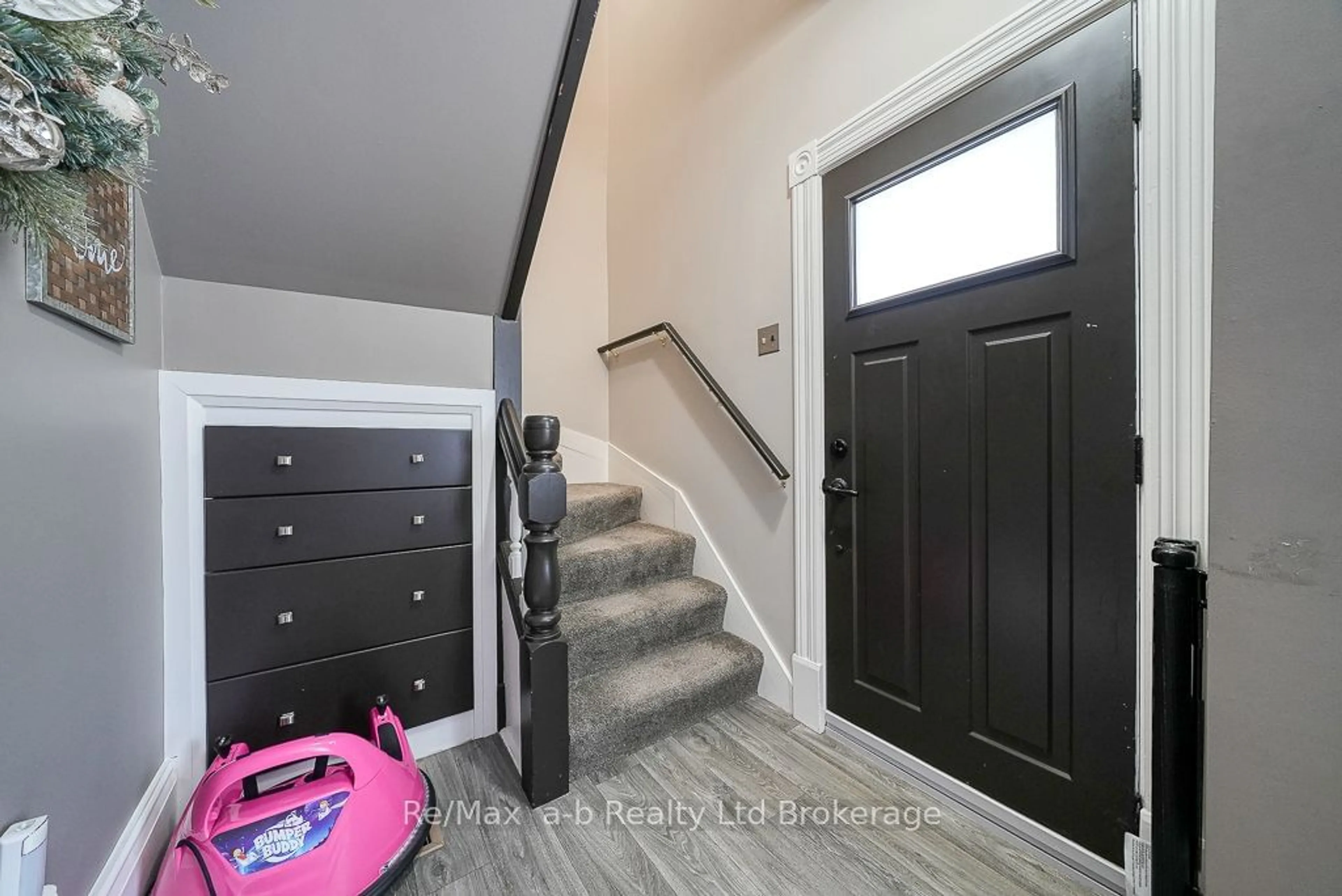 Indoor entryway for 170 Chestnut St, West Elgin Ontario N0L 2P0