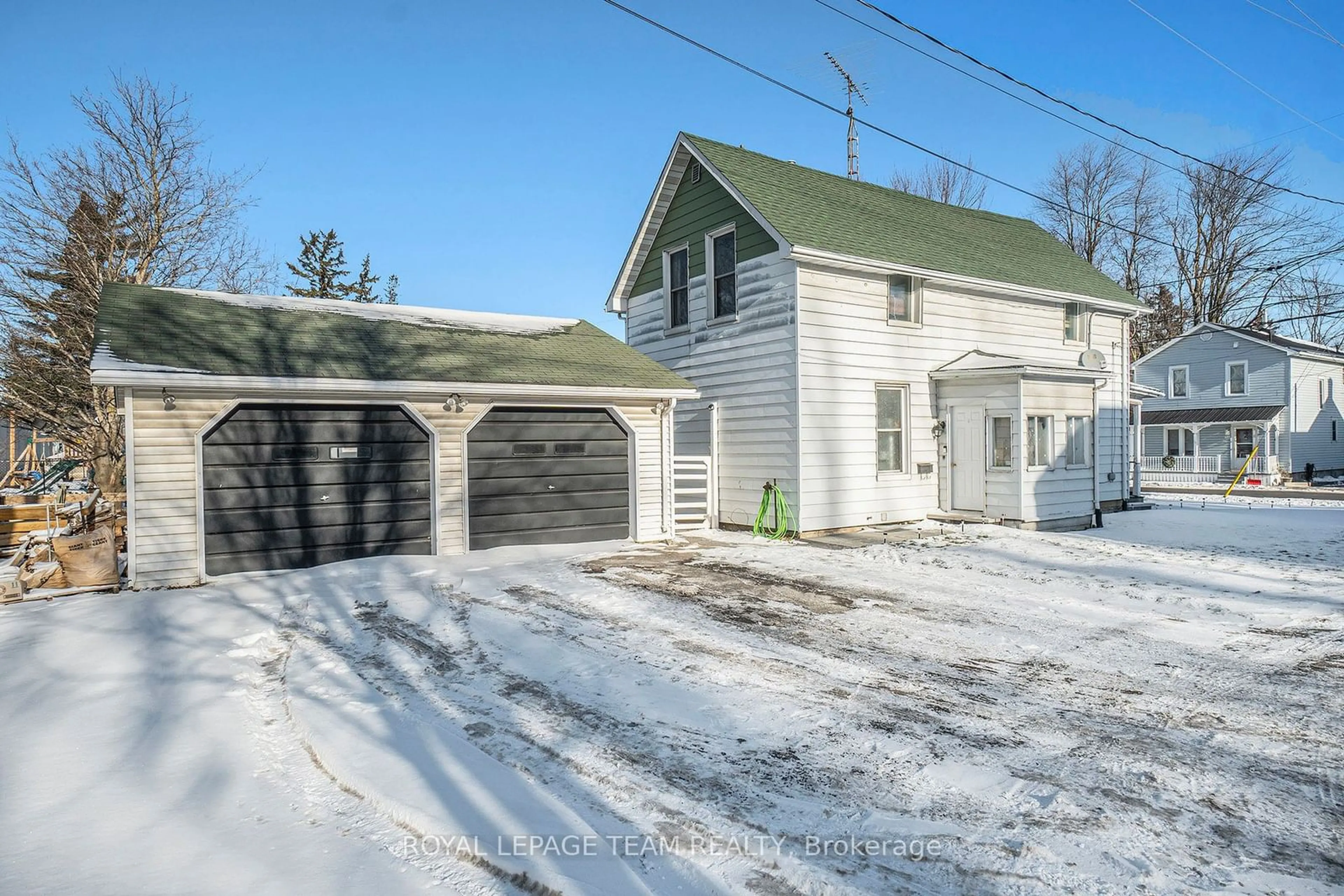 A pic from outside/outdoor area/front of a property/back of a property/a pic from drone, street for 484 Centre St, North Dundas Ontario K0C 2K0