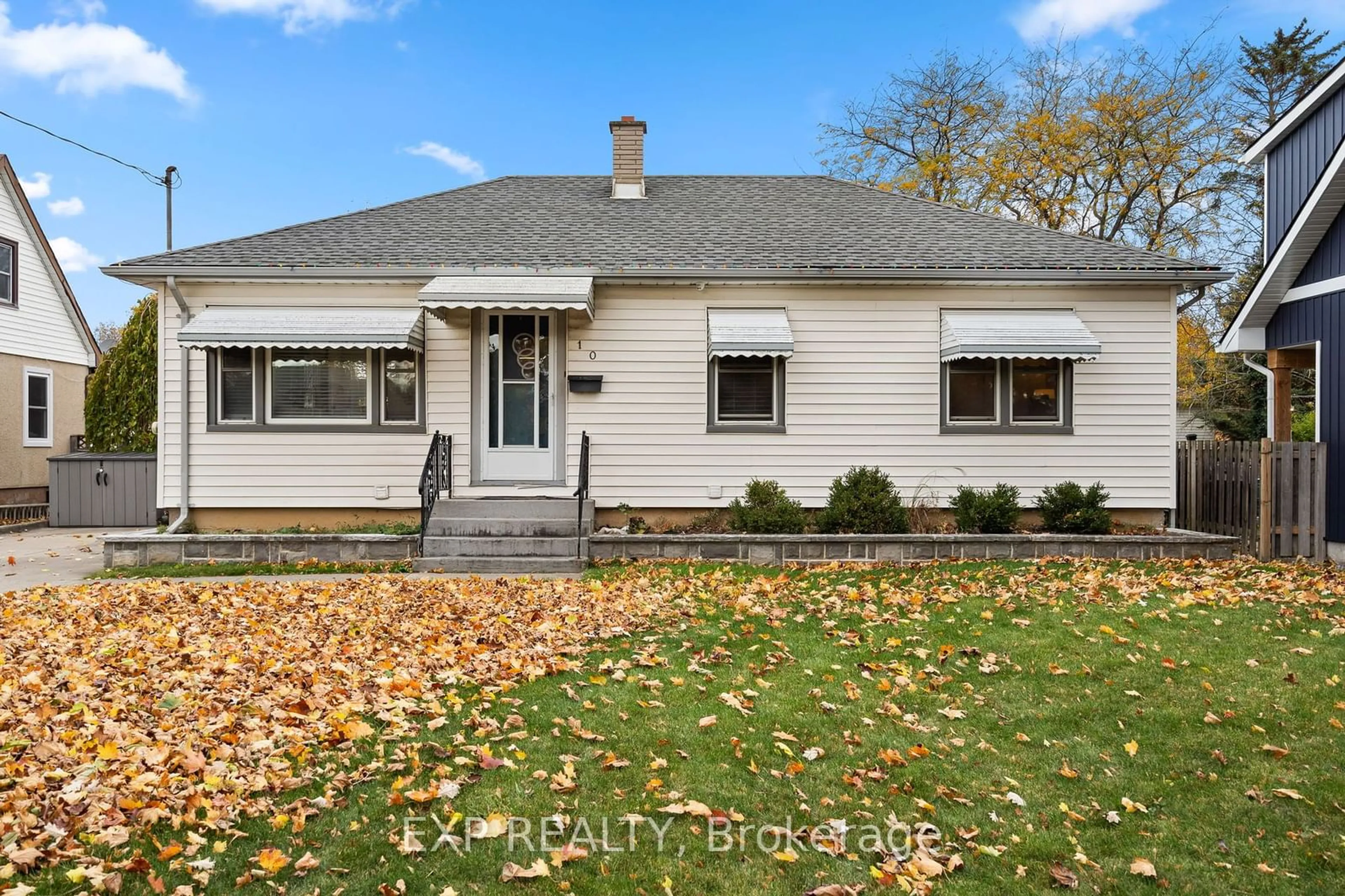 Home with vinyl exterior material, street for 10 Nickerson Ave, St. Catharines Ontario L2N 3M1