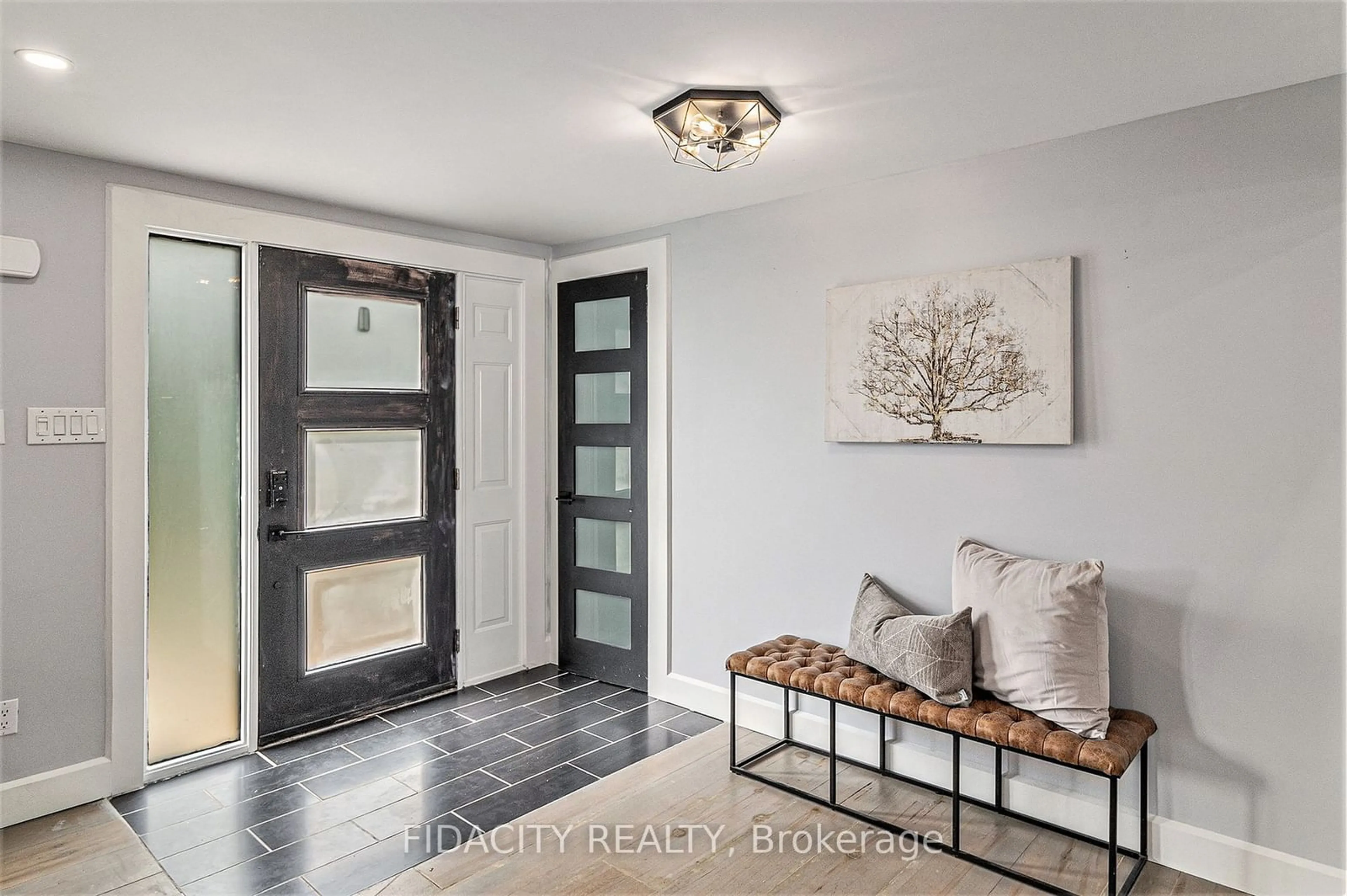 Indoor entryway for 146 Crown Point Rd, Constance Bay - Dunrobin - Kilmaurs - Woodlawn Ontario K0A 3M0