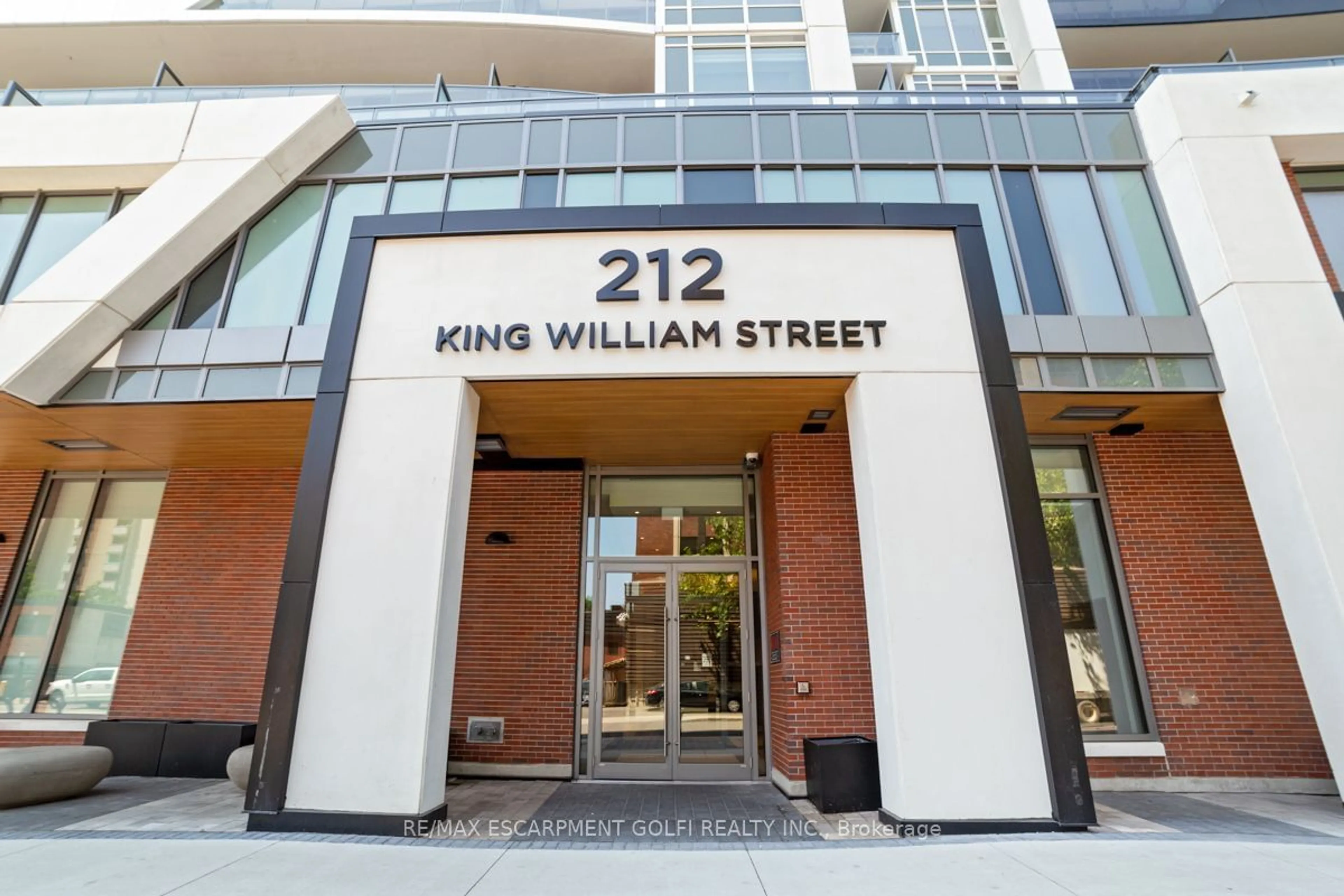 Indoor foyer for 212 King William St #1111, Hamilton Ontario L8R 0A7