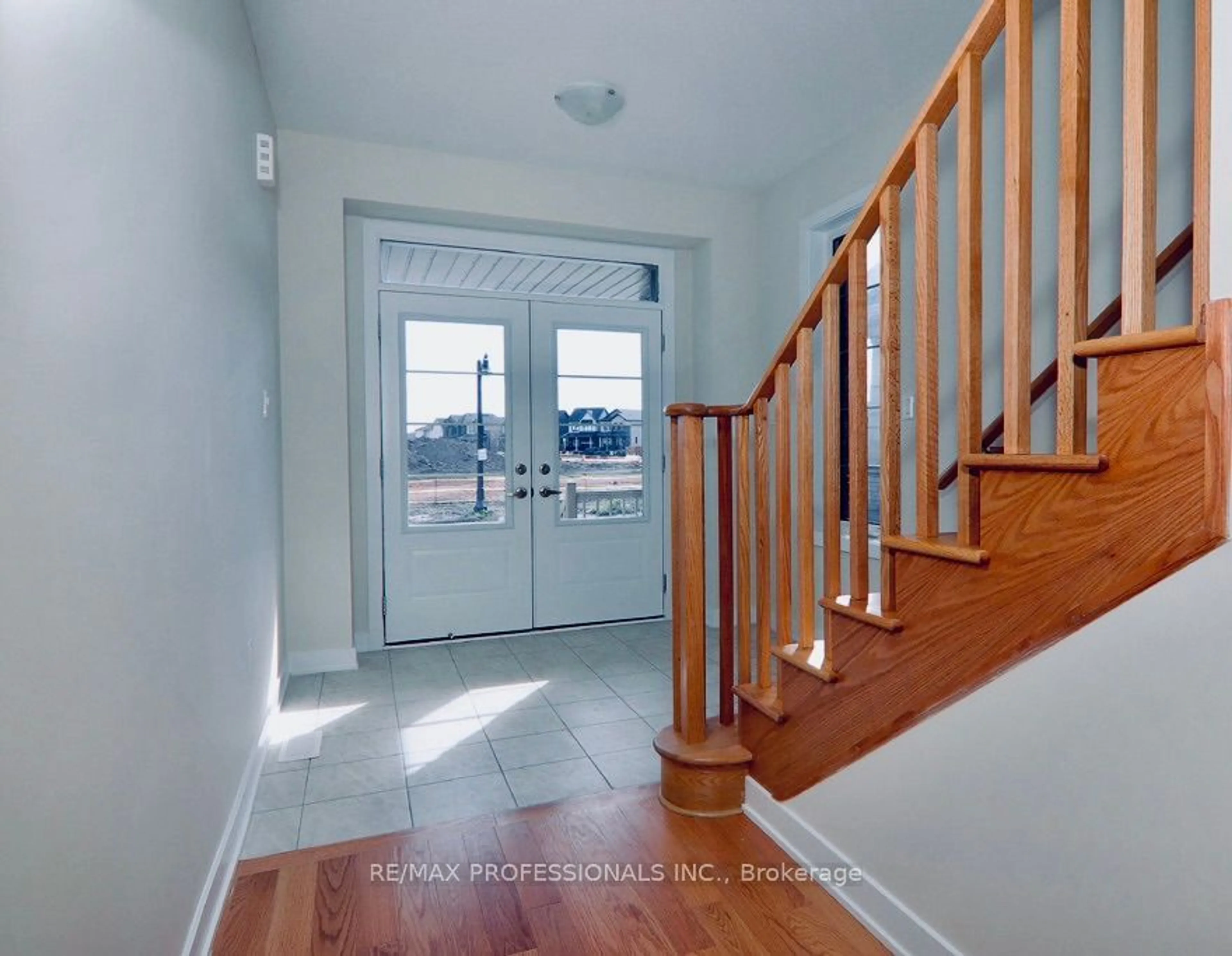 Indoor entryway for 305 Eastbridge Ave, Welland Ontario L3B 5K5