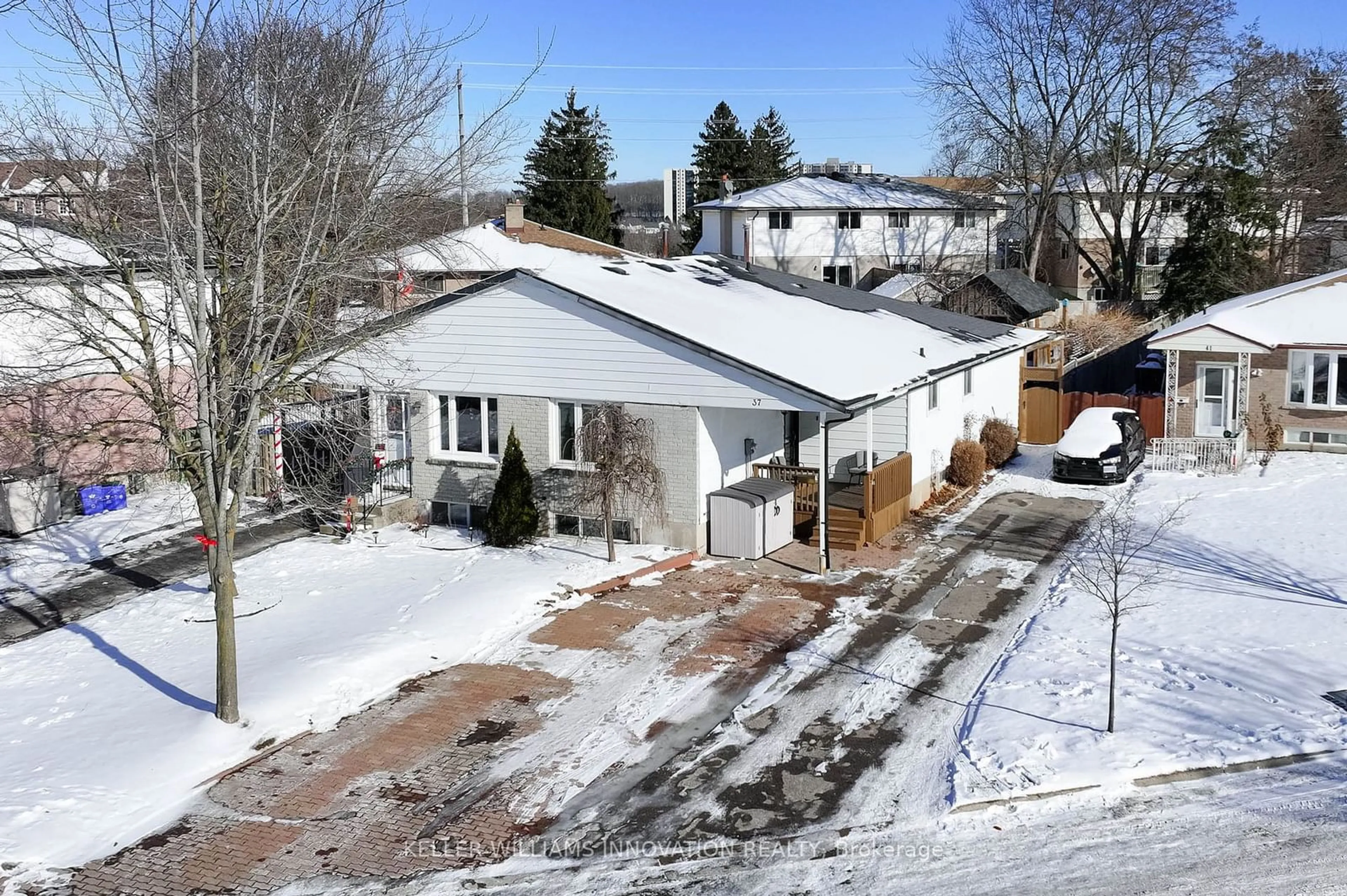 A pic from outside/outdoor area/front of a property/back of a property/a pic from drone, street for 37 Harvest Crt, Kitchener Ontario N2P 1T3