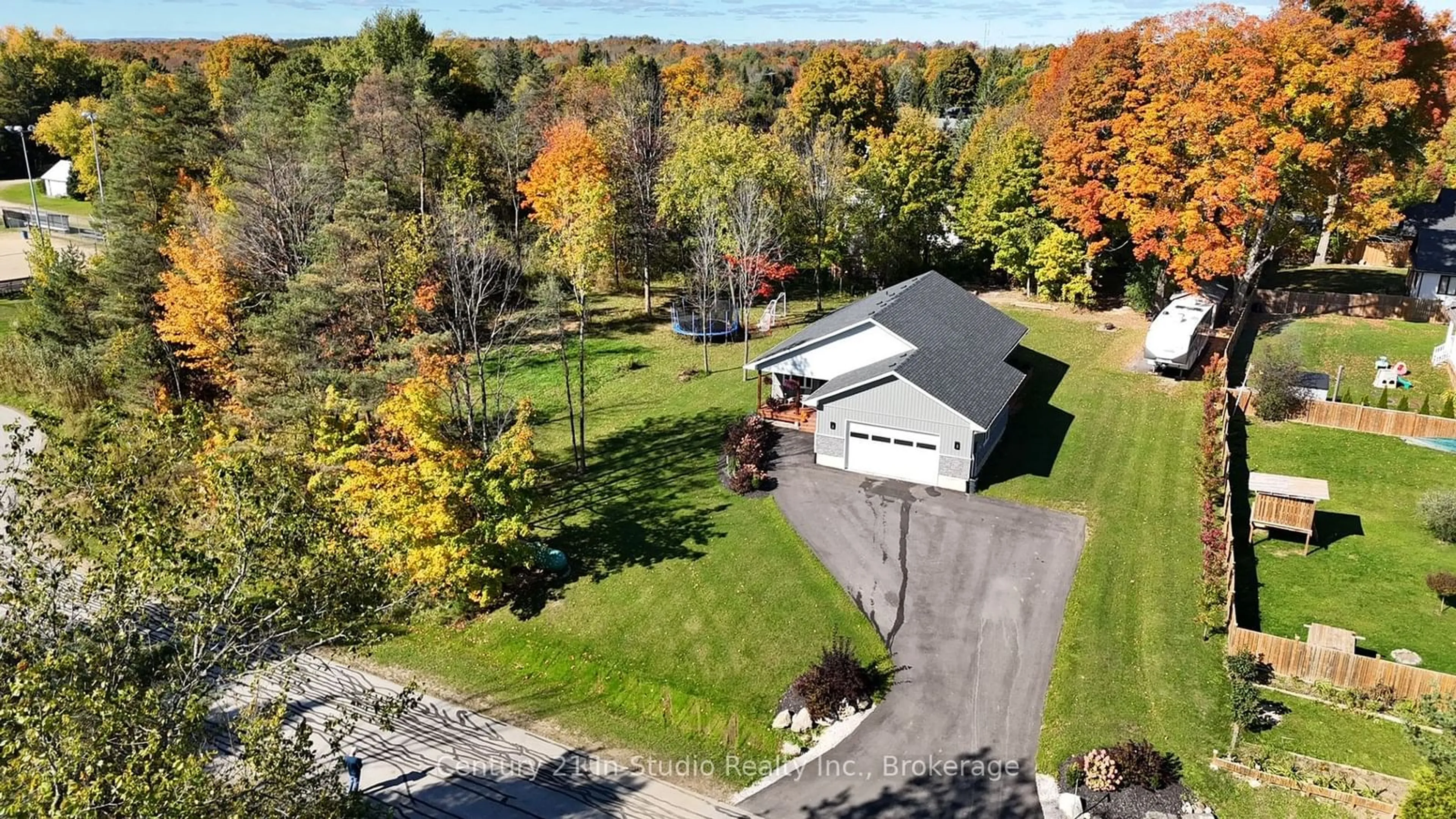 A pic from outside/outdoor area/front of a property/back of a property/a pic from drone, unknown for 135 Confederation Dr, Chatsworth Ontario N0C 1R0