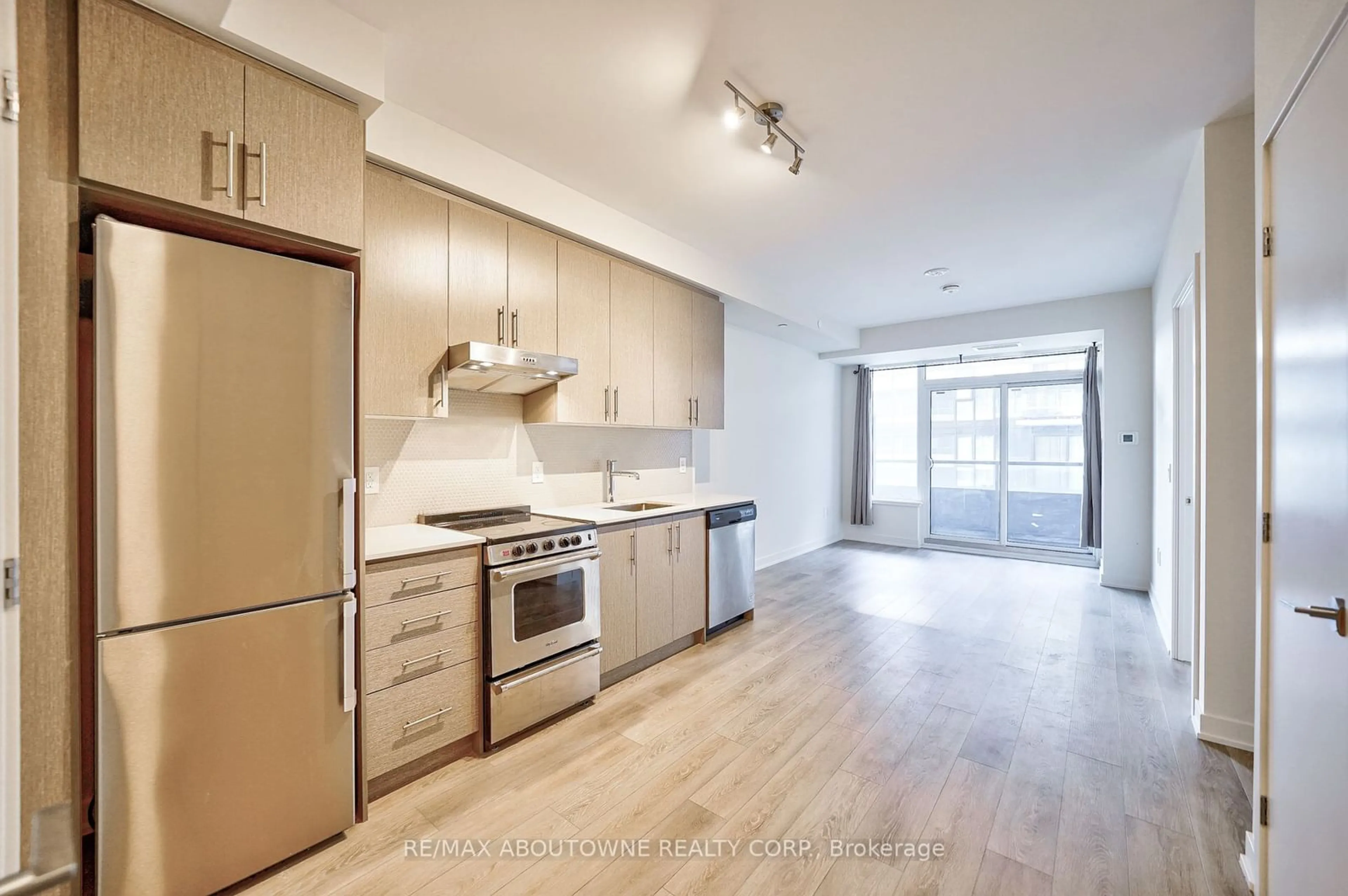 Open concept kitchen, wood/laminate floor for 212 King William St #1207, Hamilton Ontario L8R 0A7