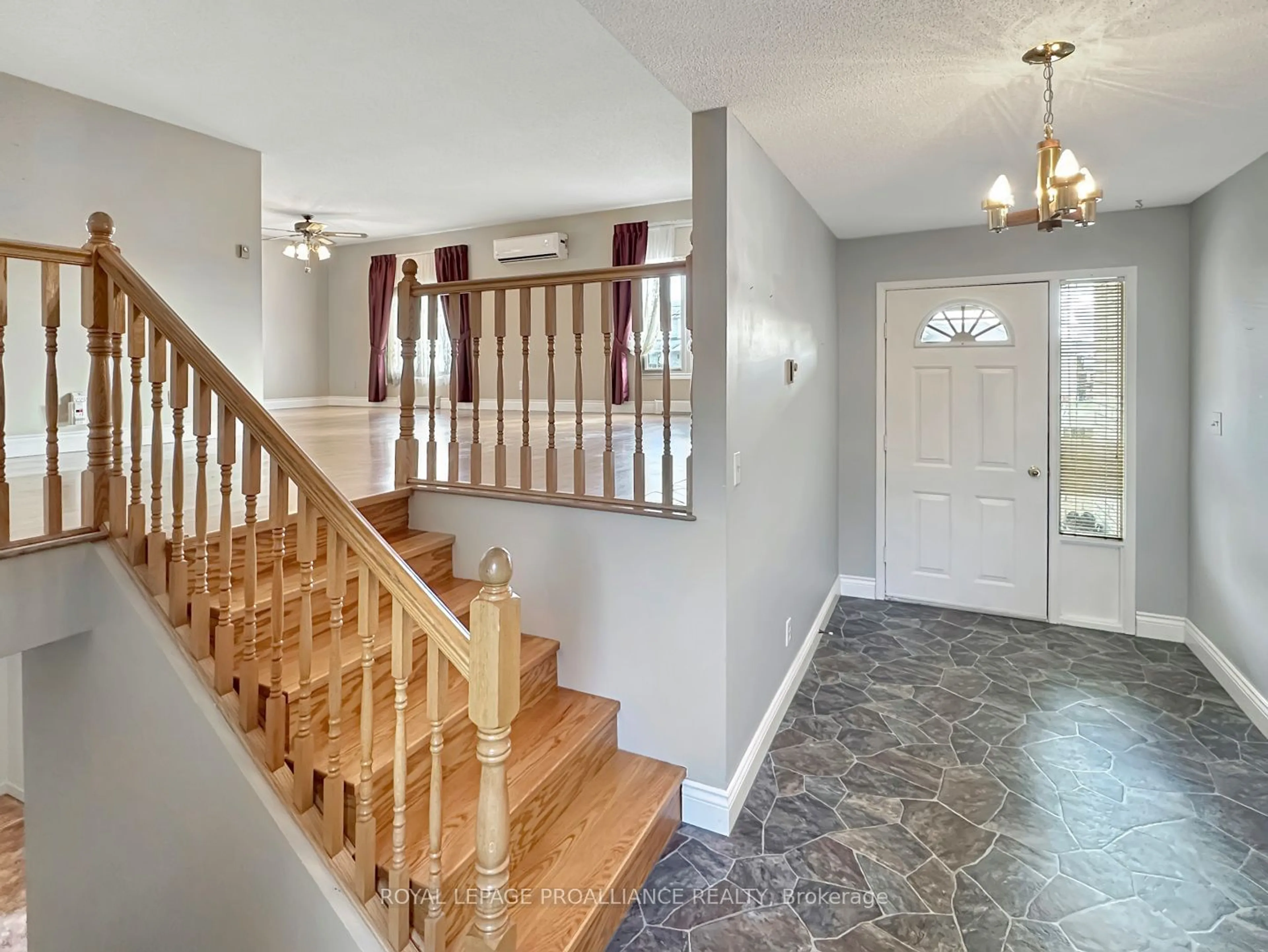 Indoor entryway for 90 March St, Quinte West Ontario K0K 2C0