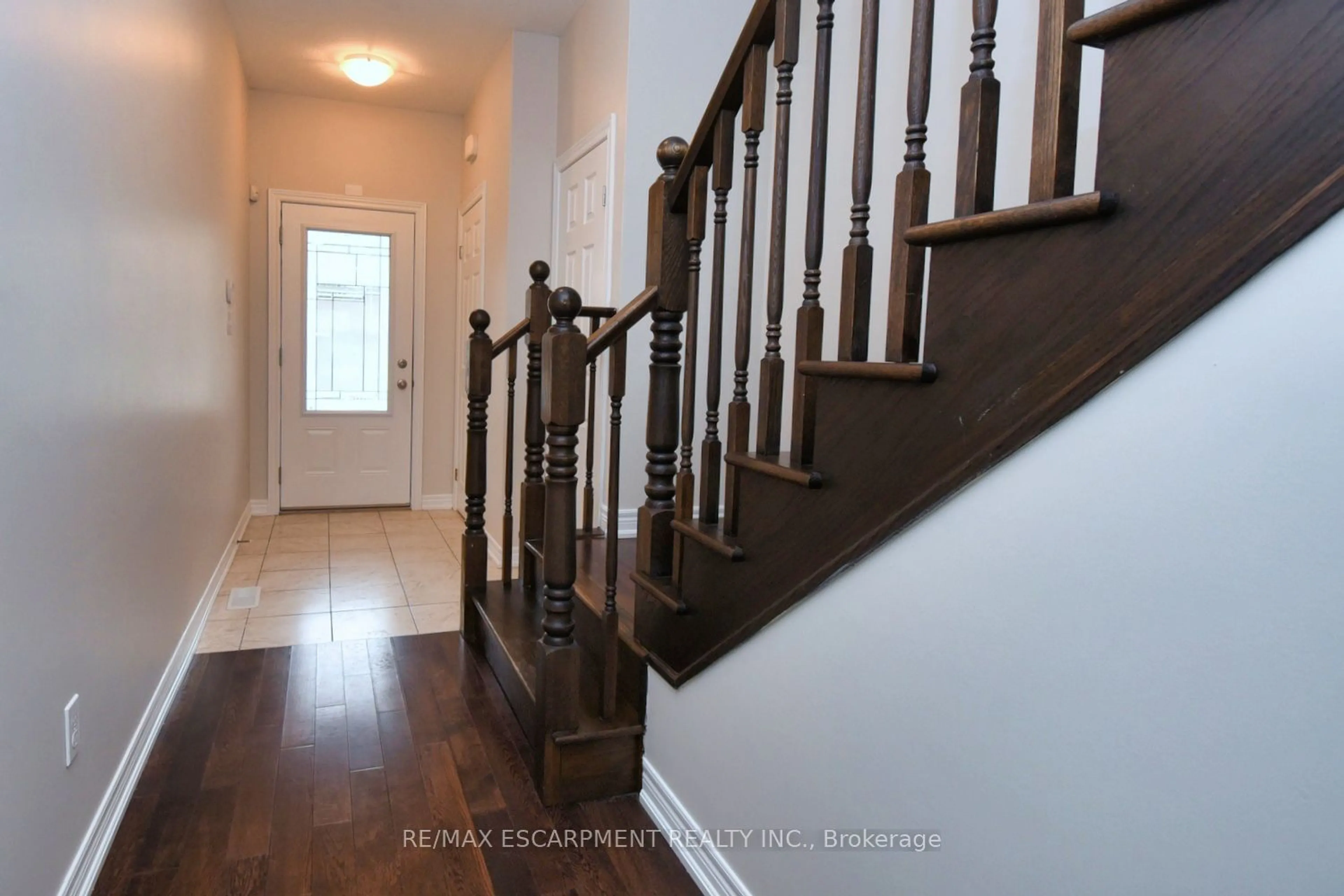 Indoor entryway for 55 Madonna Dr #16, Hamilton Ontario L9B 0H2