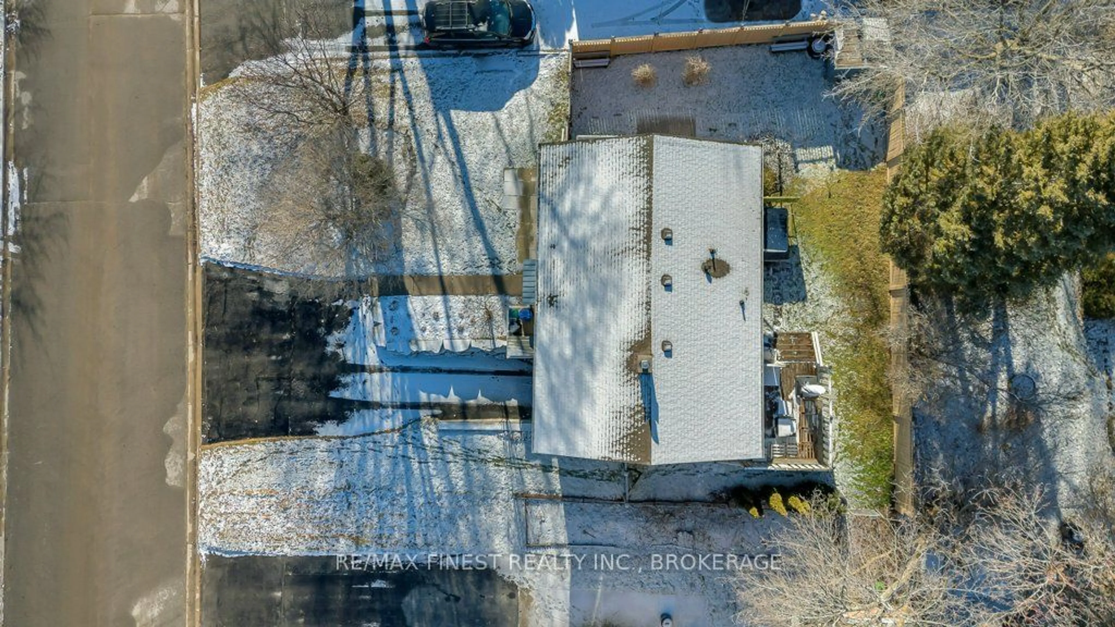 A pic from outside/outdoor area/front of a property/back of a property/a pic from drone, building for 42 Hatter St, Kingston Ontario K7M 2L5