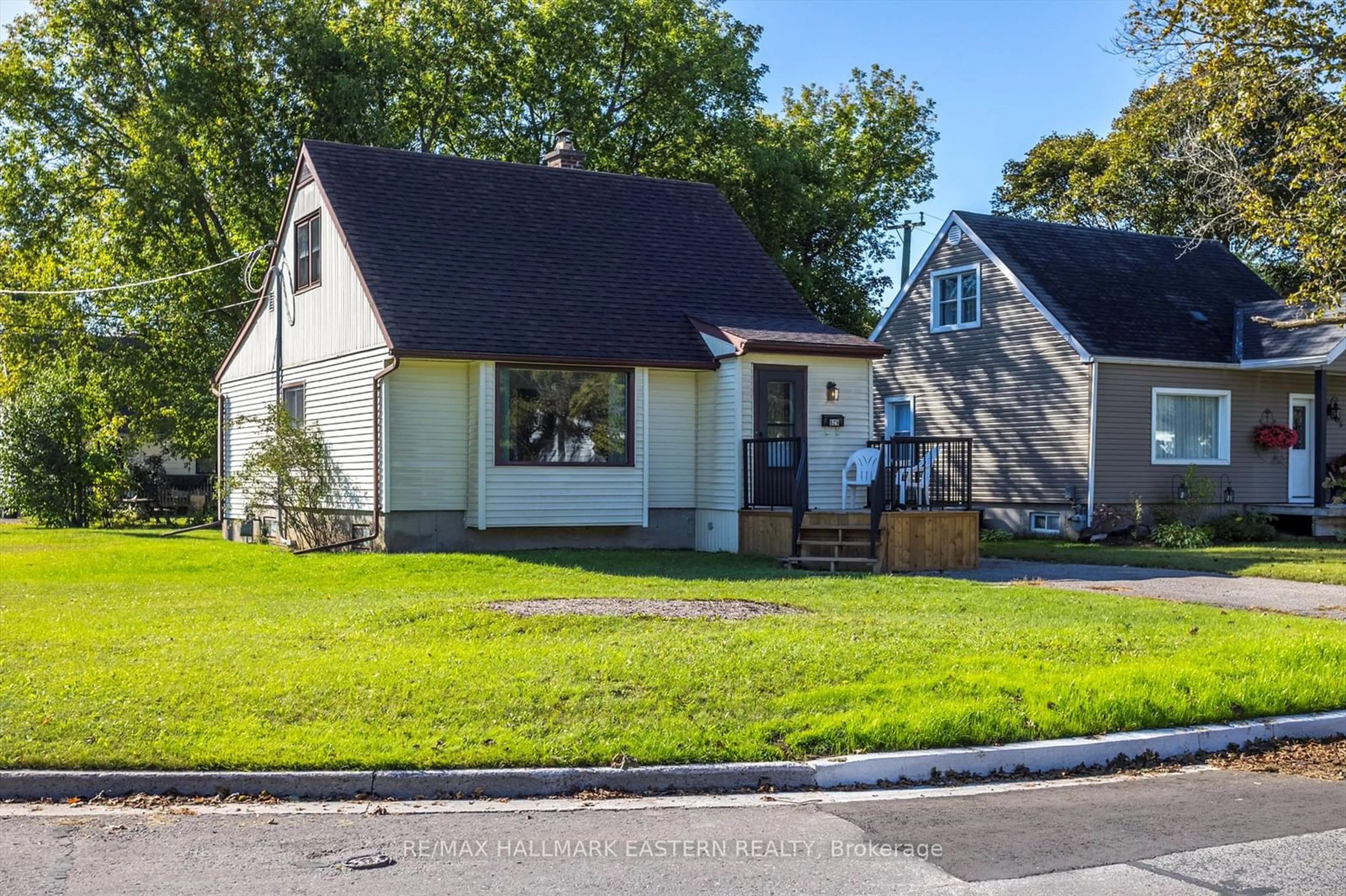 Home with vinyl exterior material, street for 629 Hawley St, Peterborough Ontario K9J 4C7