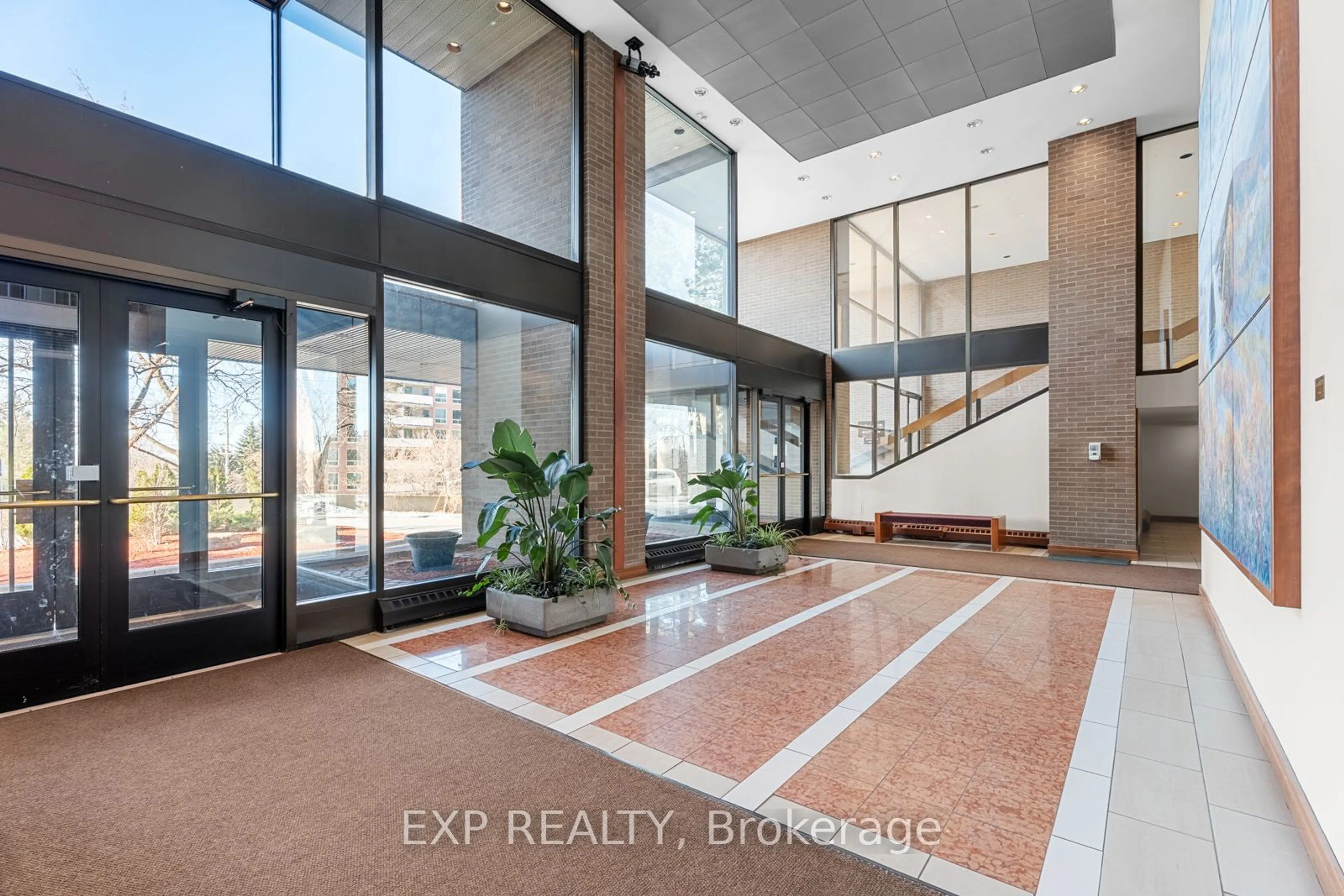 Indoor foyer for 515 St Laurent Blvd #633, Manor Park - Cardinal Glen and Area Ontario K1K 3X5