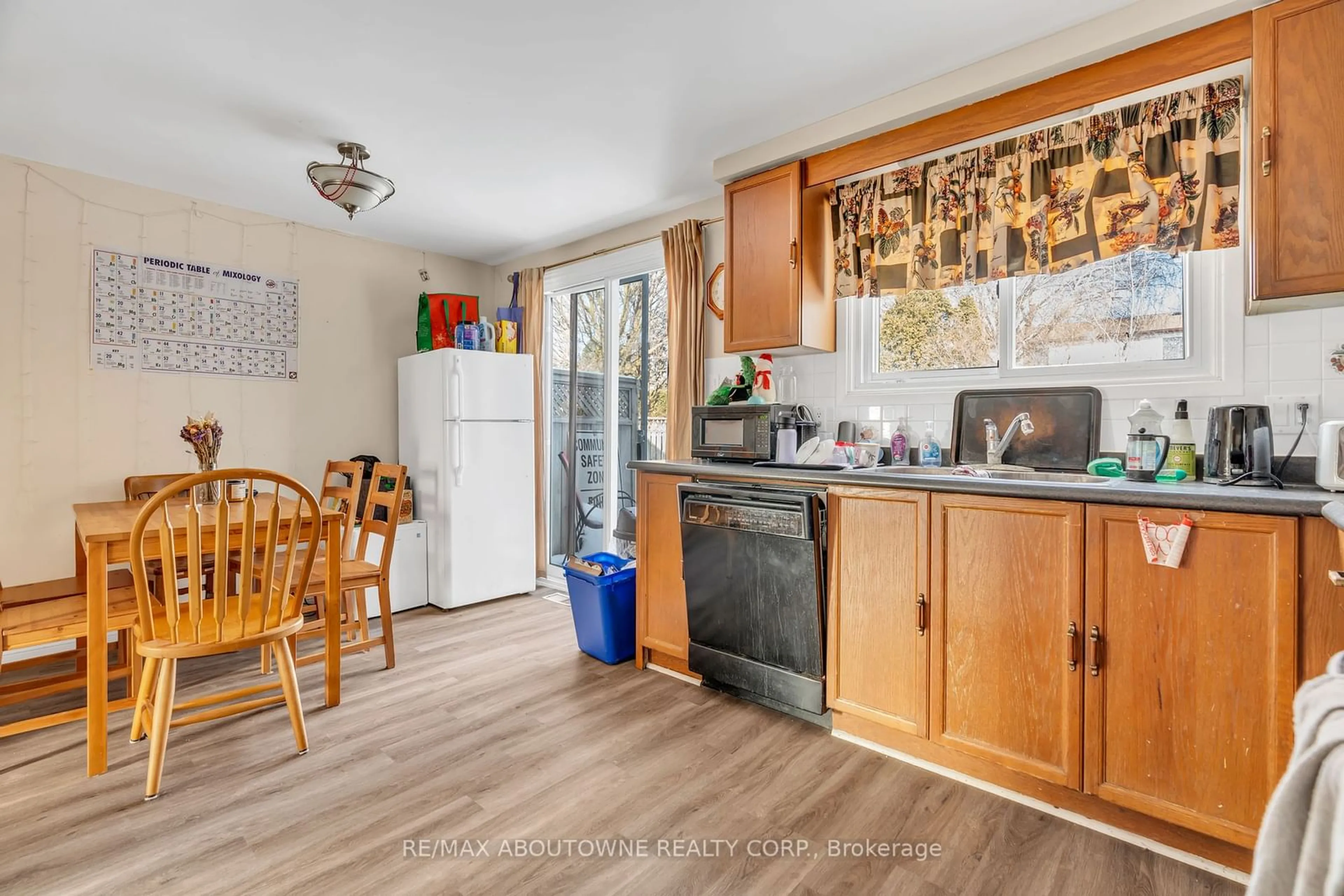 Standard kitchen, unknown for 690 Edinburgh Rd, Guelph Ontario N1G 4H8