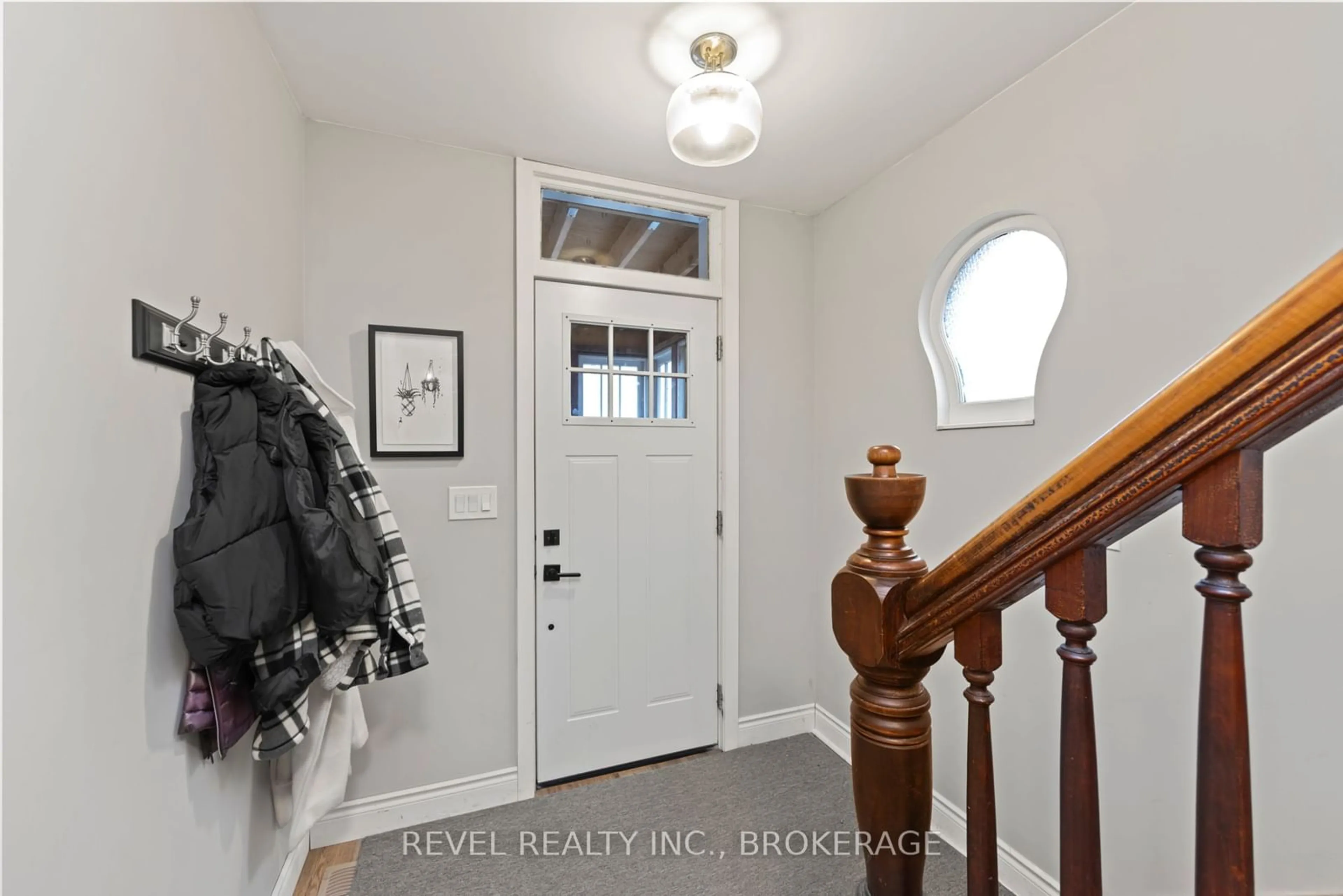 Indoor entryway for 560 Frontenac St, Kingston Ontario K7K 4M2