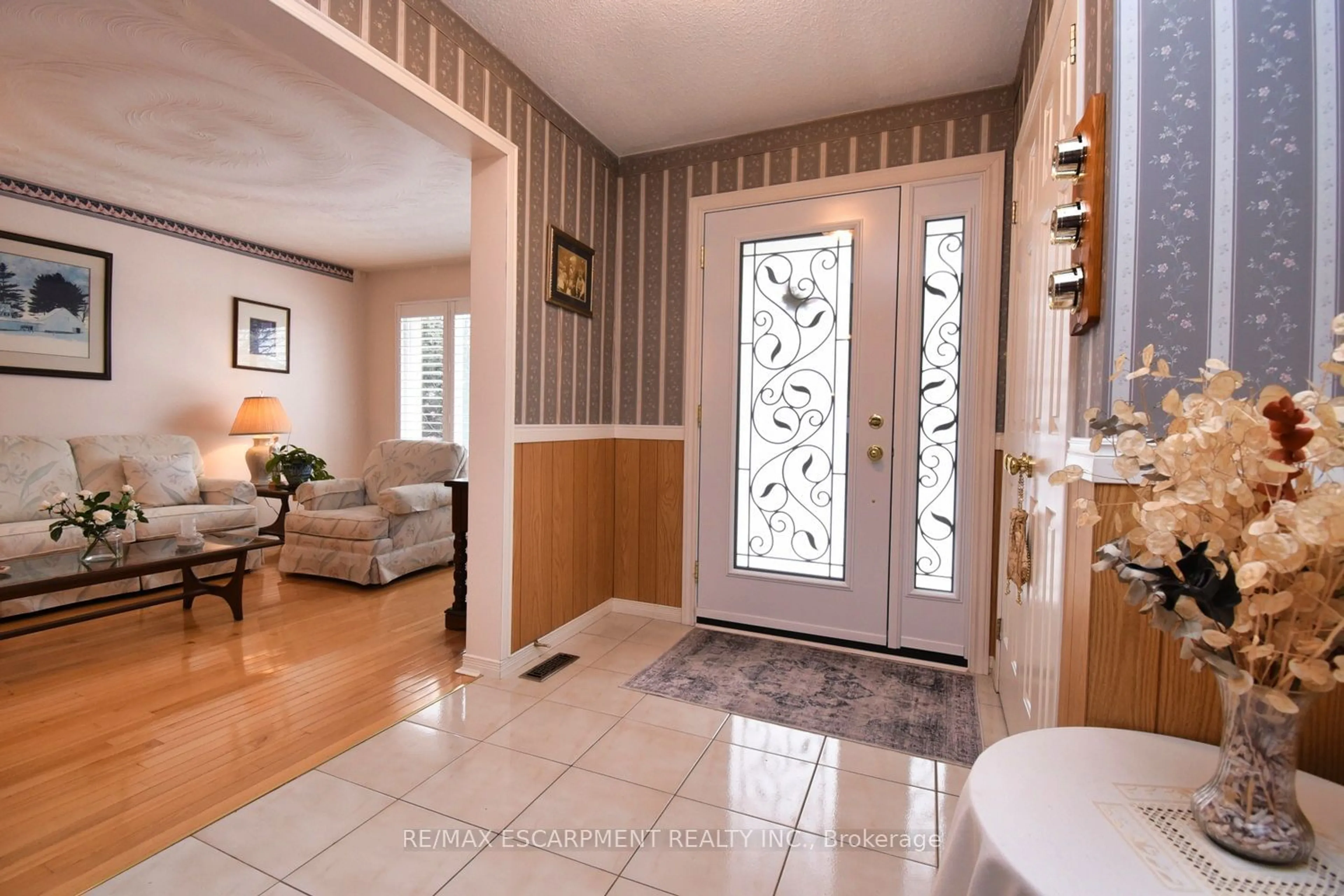 Indoor entryway for 54 Ramsden Dr, Hamilton Ontario L8W 2S3