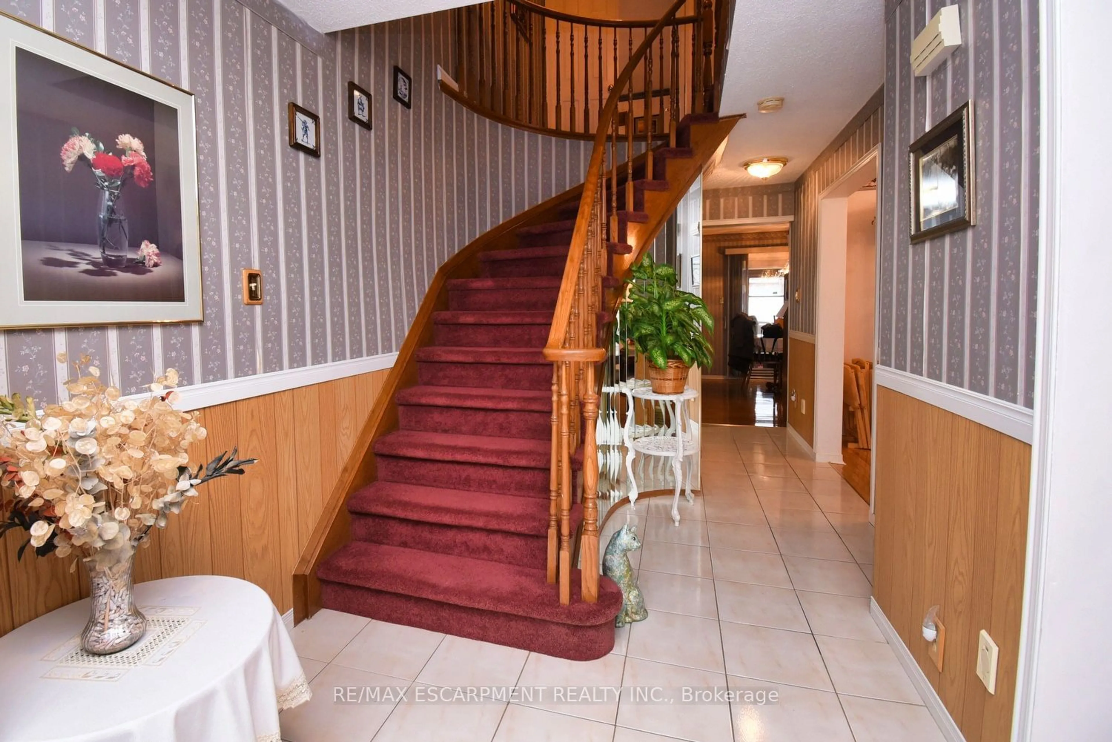 Indoor foyer for 54 Ramsden Dr, Hamilton Ontario L8W 2S3