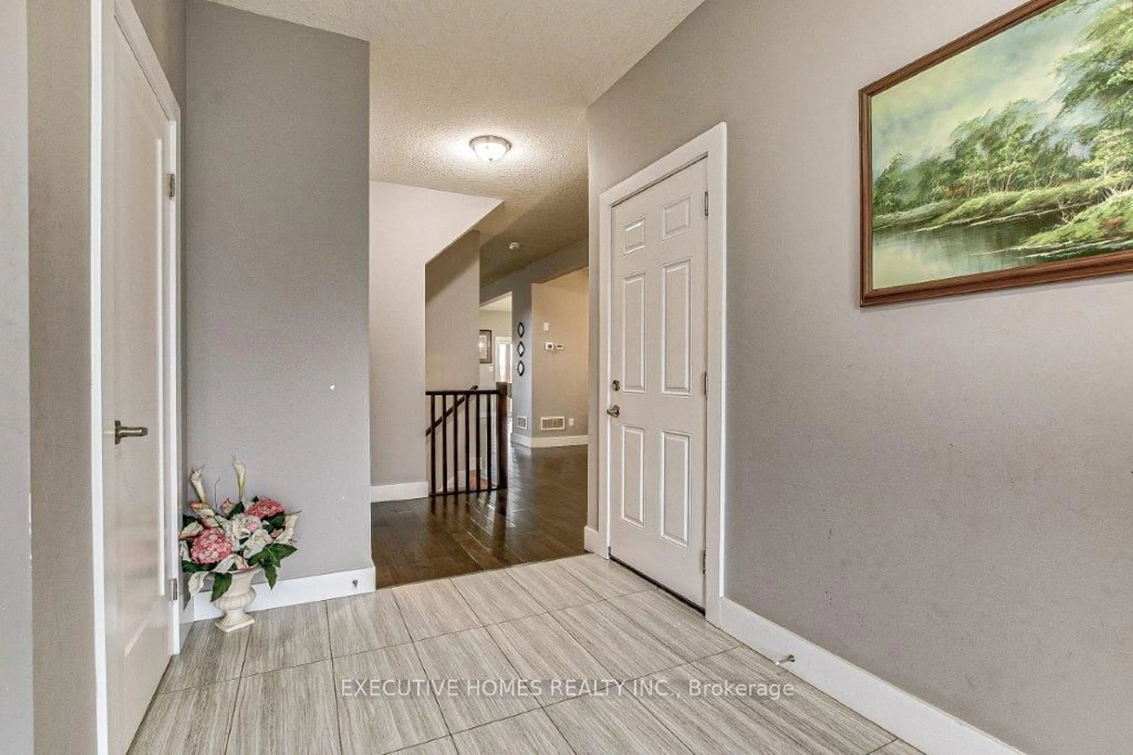 Indoor entryway for 2205 Wateroak Dr, London Ontario N6G 5B4