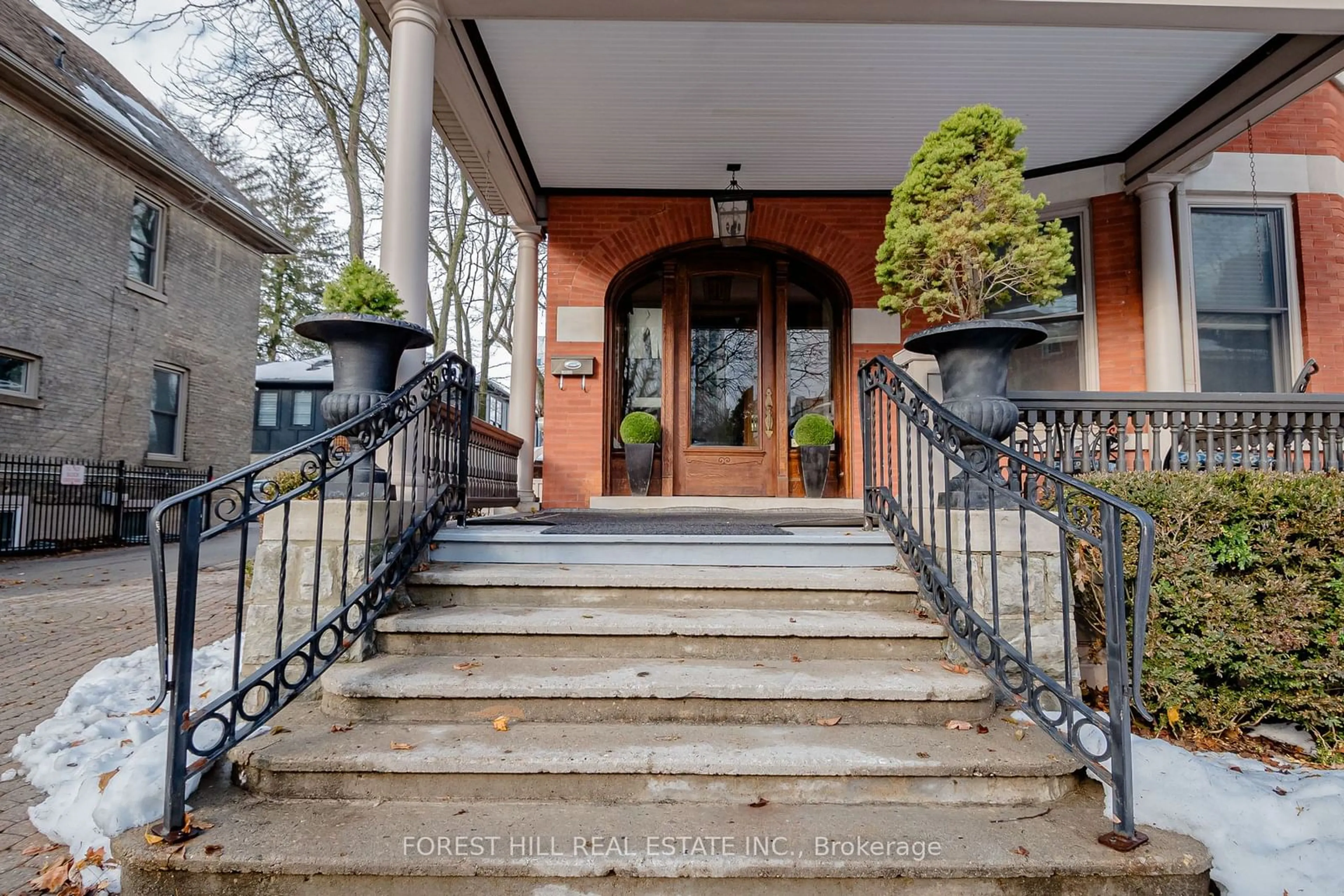 Indoor foyer for 98 Central Ave, London Ontario N6A 1M4