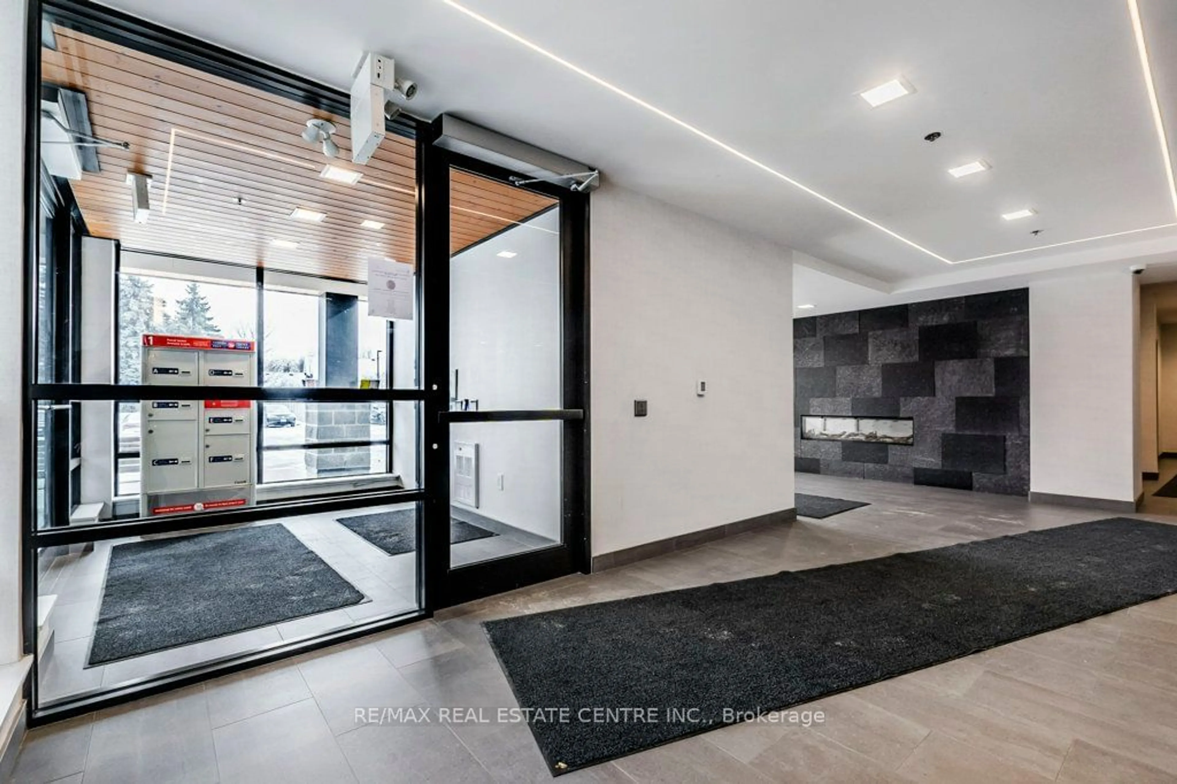 Indoor entryway for 243 Northfield Dr #404, Waterloo Ontario N2K 0H2