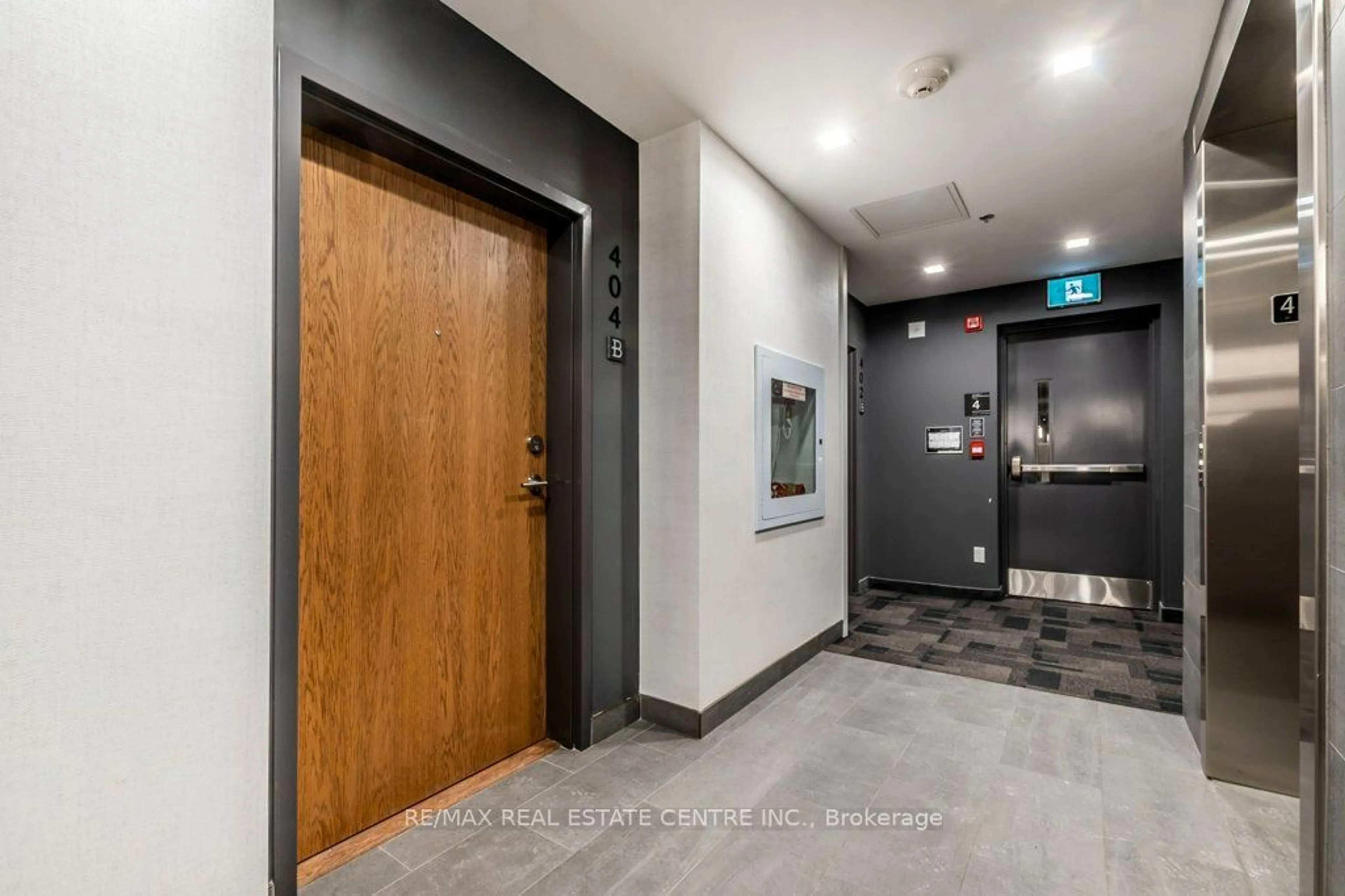 Indoor foyer for 243 Northfield Dr #404, Waterloo Ontario N2K 0H2