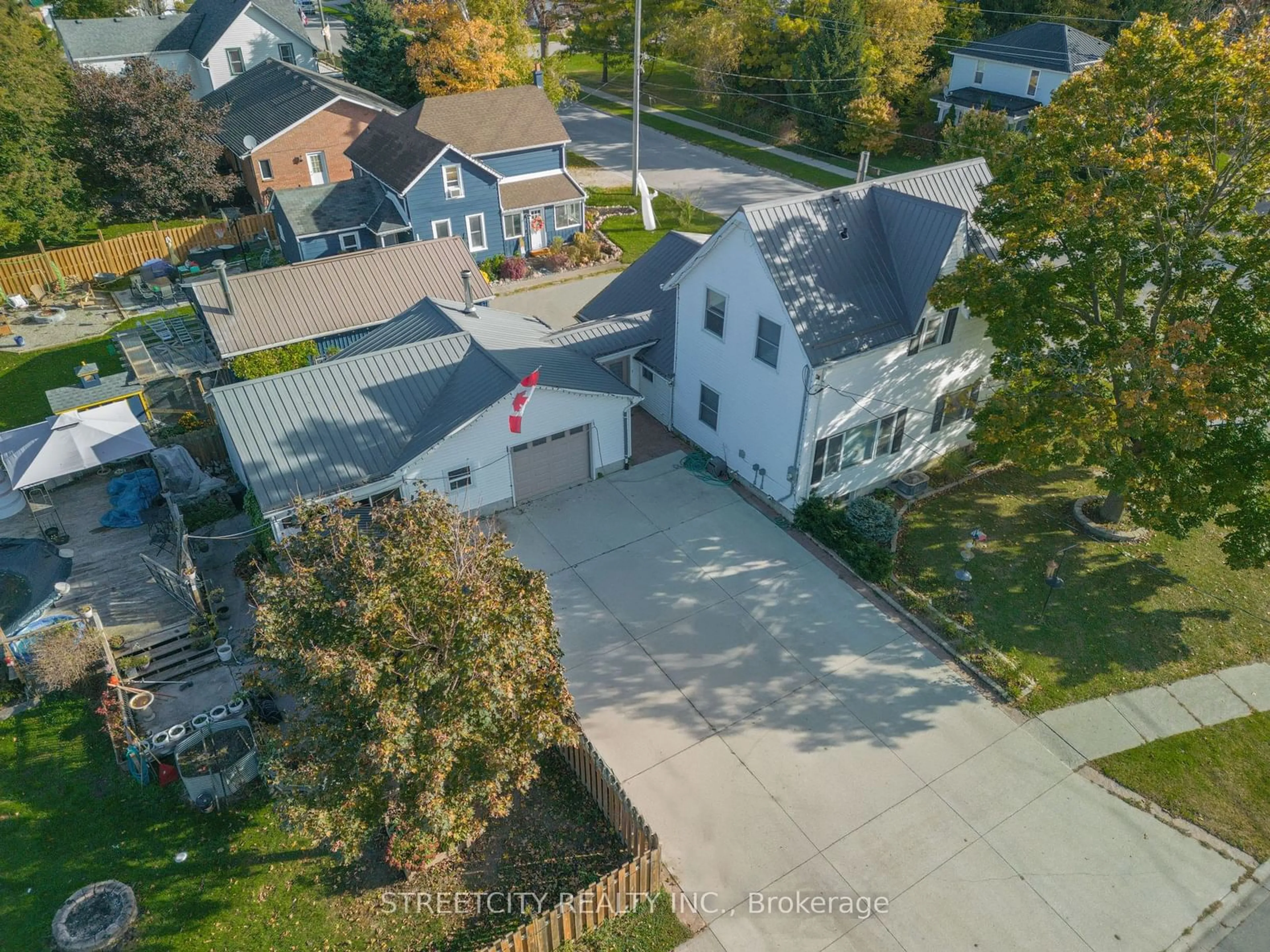 A pic from outside/outdoor area/front of a property/back of a property/a pic from drone, street for 181 WEST PARK Dr, North Middlesex Ontario N0M 2K0