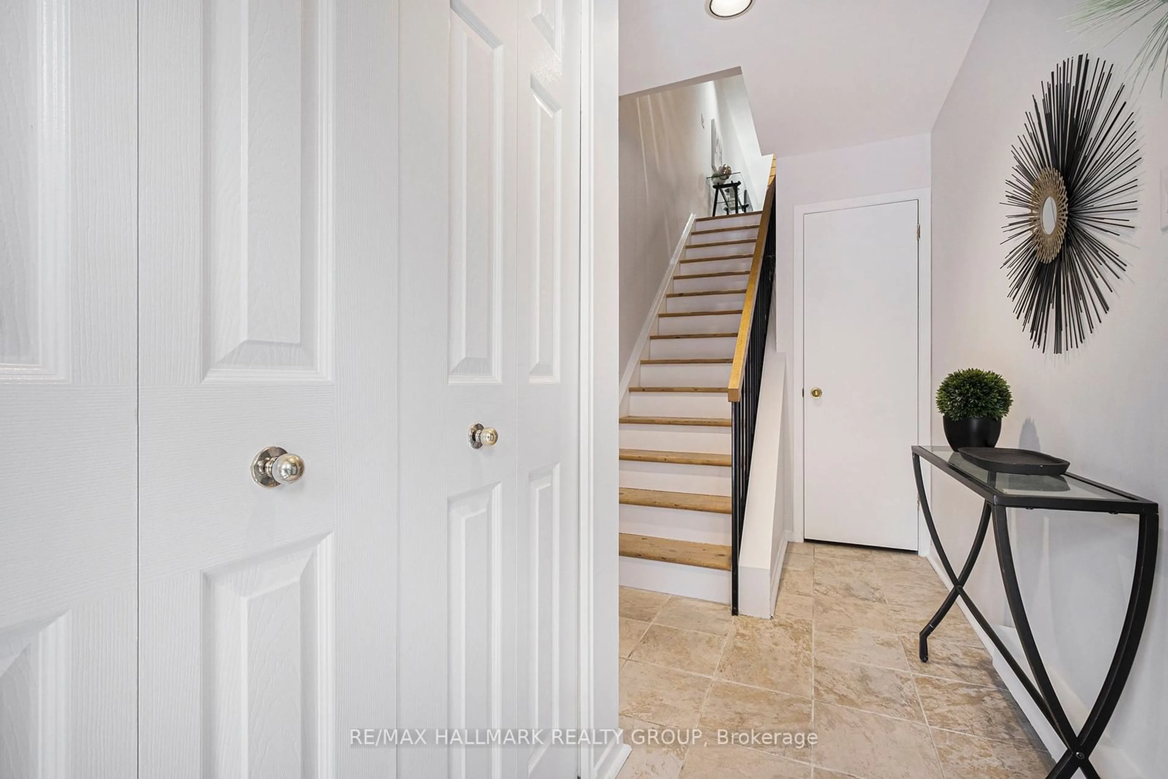 Indoor entryway for 20 Charlevoix St #15, Vanier and Kingsview Park Ontario K1L 8K5