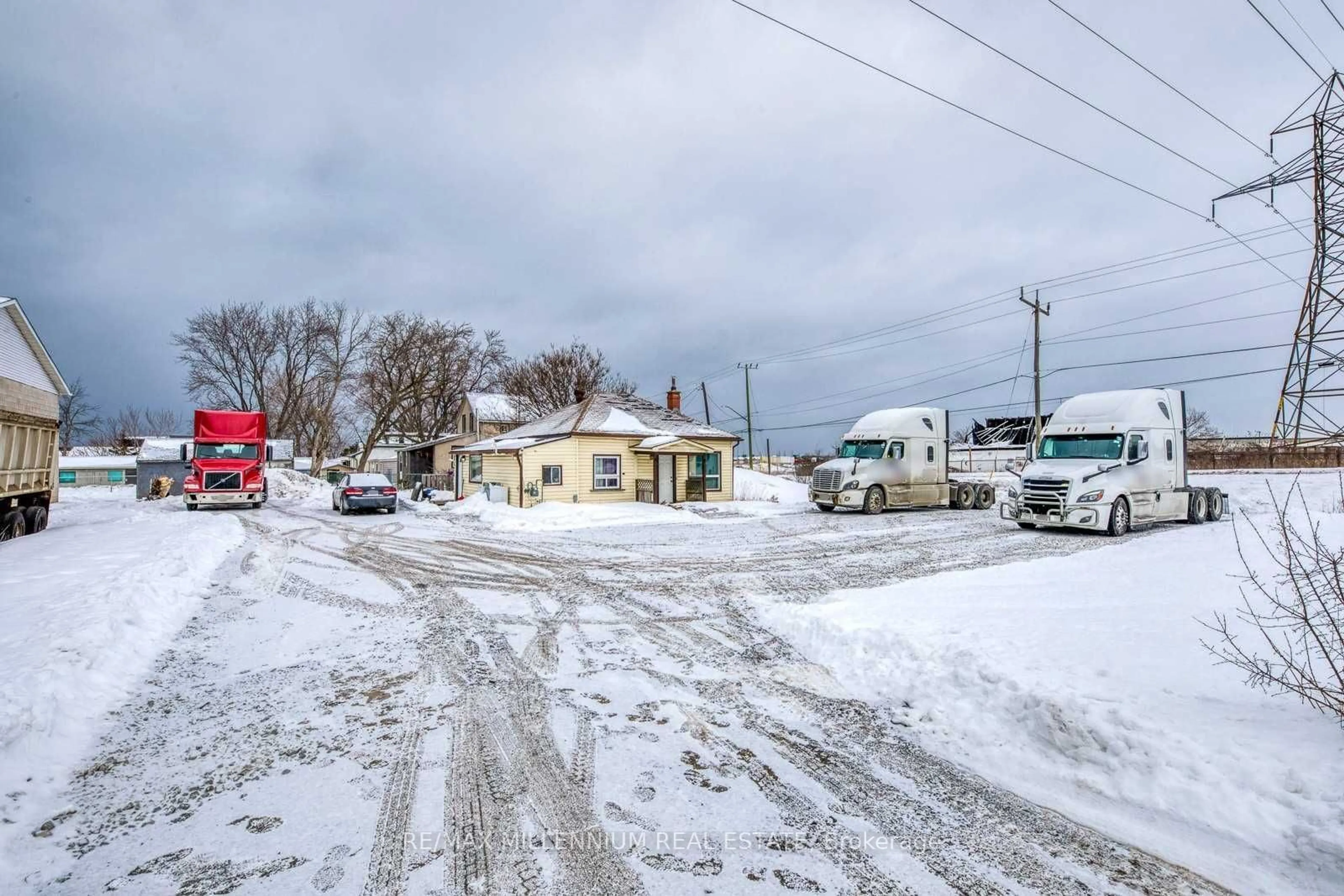 A pic from outside/outdoor area/front of a property/back of a property/a pic from drone, street for 24 Victoria Ave, Hamilton Ontario L8E 5E4